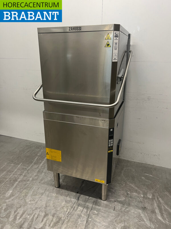 Stainless steel Zanussi Sliding dishwasher with drain pump 400V Catering - Image 2