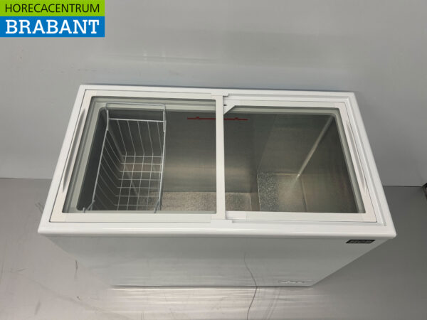 HCB Freezer Chest Freezer Shop freezer with glass sliding lids 197 liters 230V Horeca - Image 4