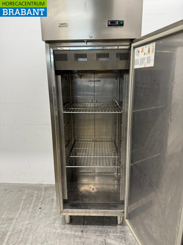 Stainless steel Zanussi Refrigerator 600 liters 230V Catering - Image 4