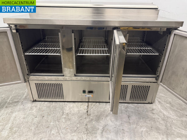 Stainless steel Amitek Saladette Refrigerated Workbench 3 Doors 136,5 cm 230V Horeca - Image 5