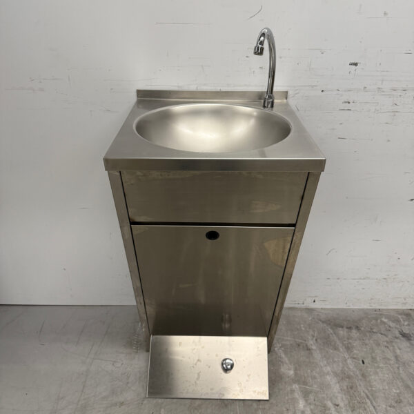 Stainless steel Sink with Foot Control Catering