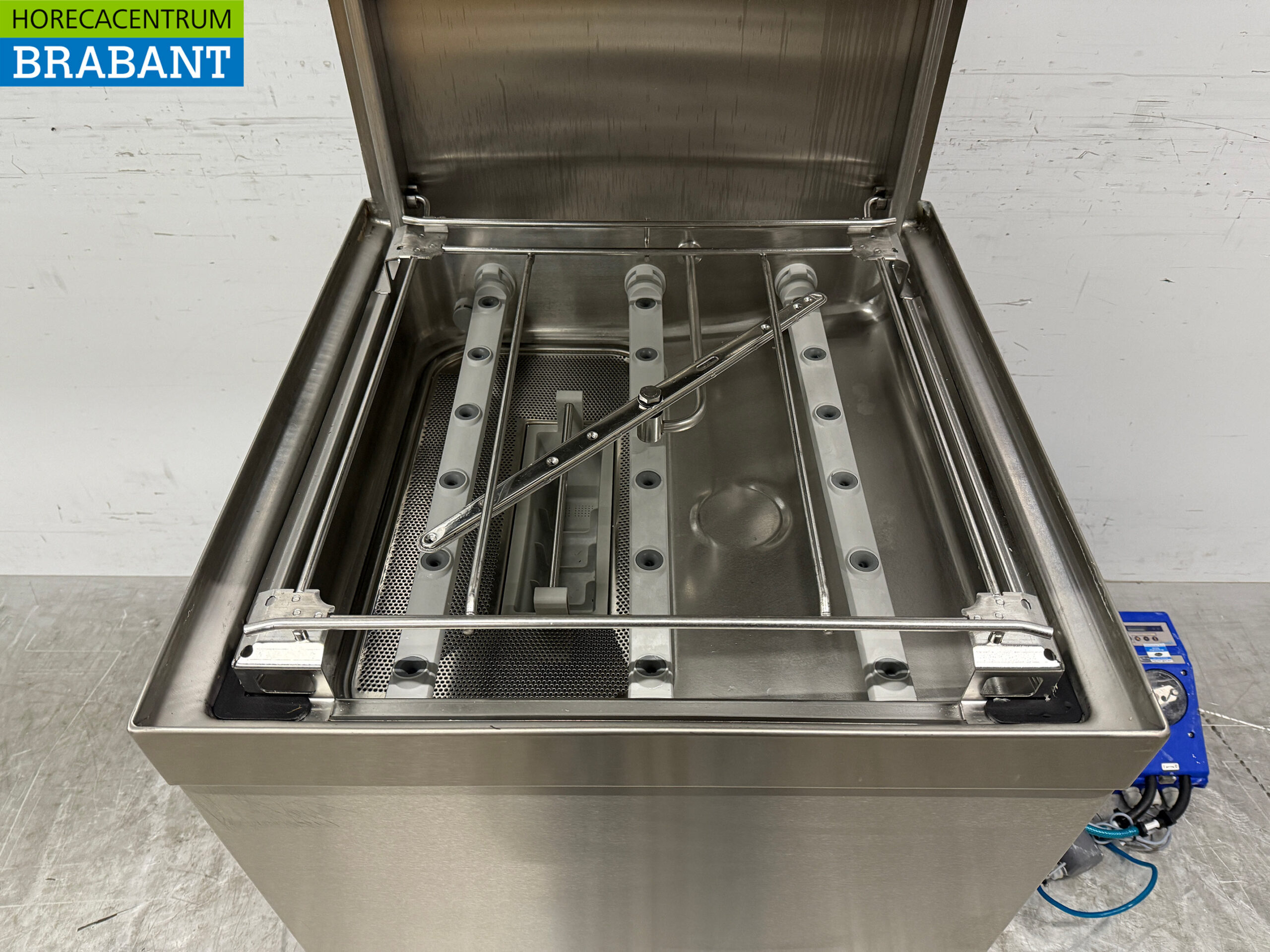 Stainless steel Winterhalter Pass-through dishwasher with drain pump and soap pump 400V Horeca - Image 4