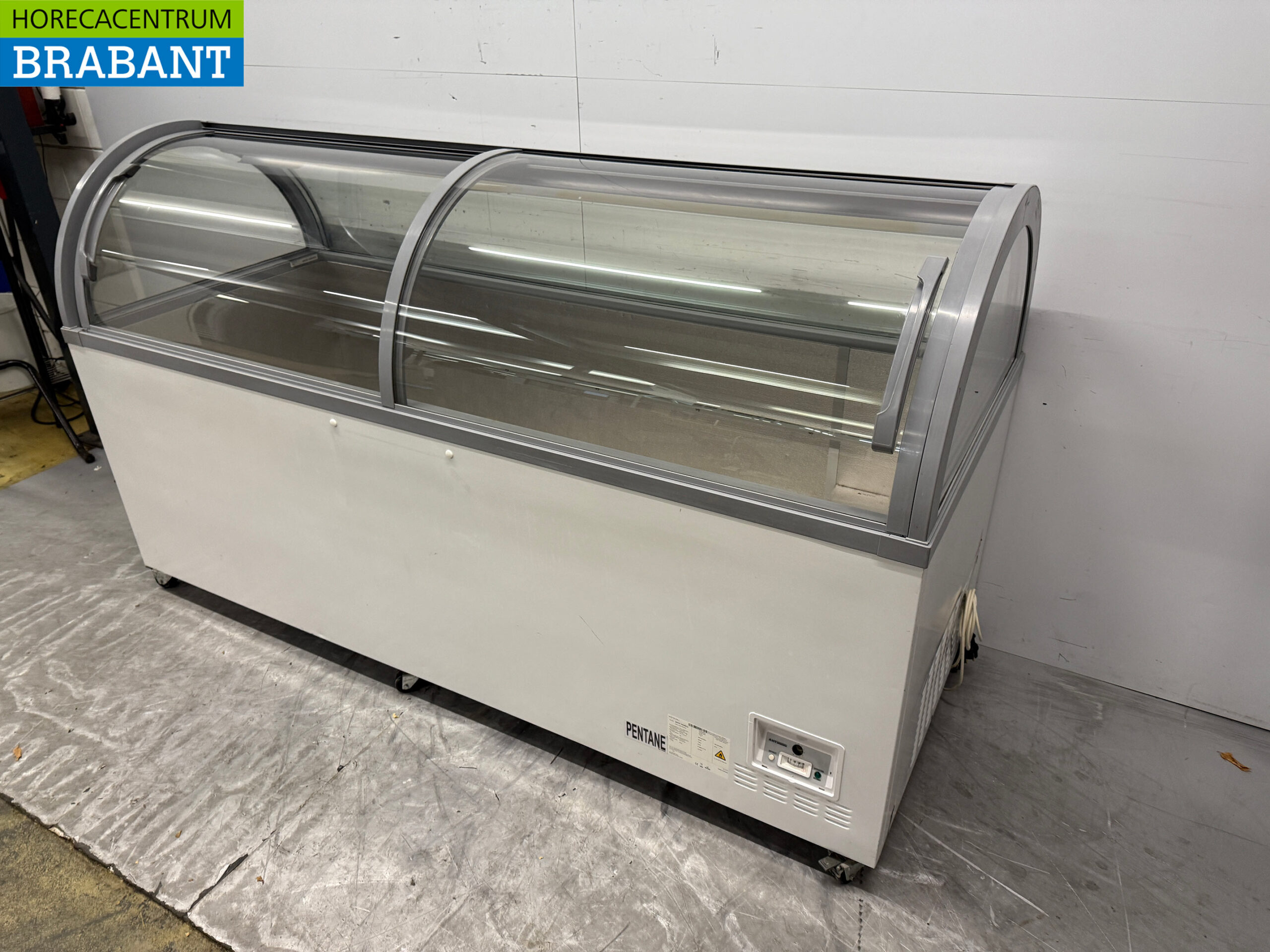AHT Mobile Shop Freezer Glass Dome 710 liters 230V Horeca - Image 2