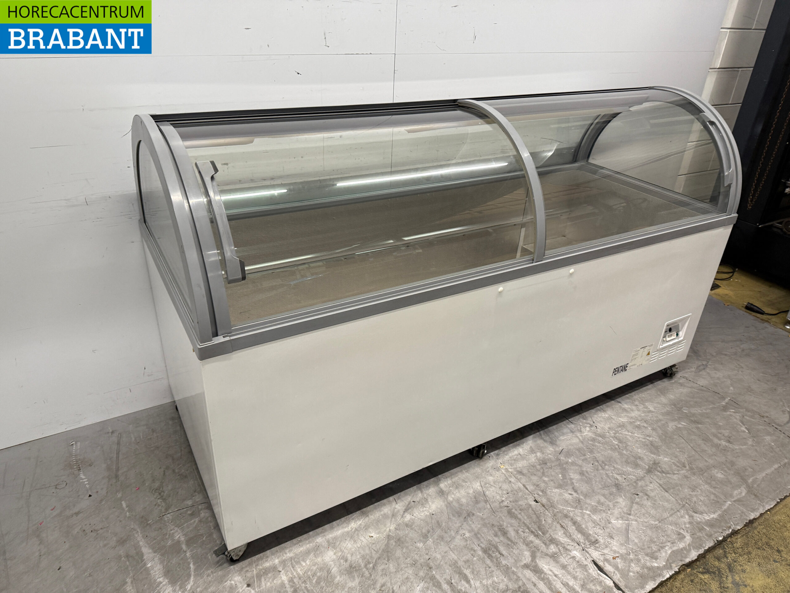 AHT Mobile Shop Freezer Glass Dome 710 liters 230V Horeca - Image 3