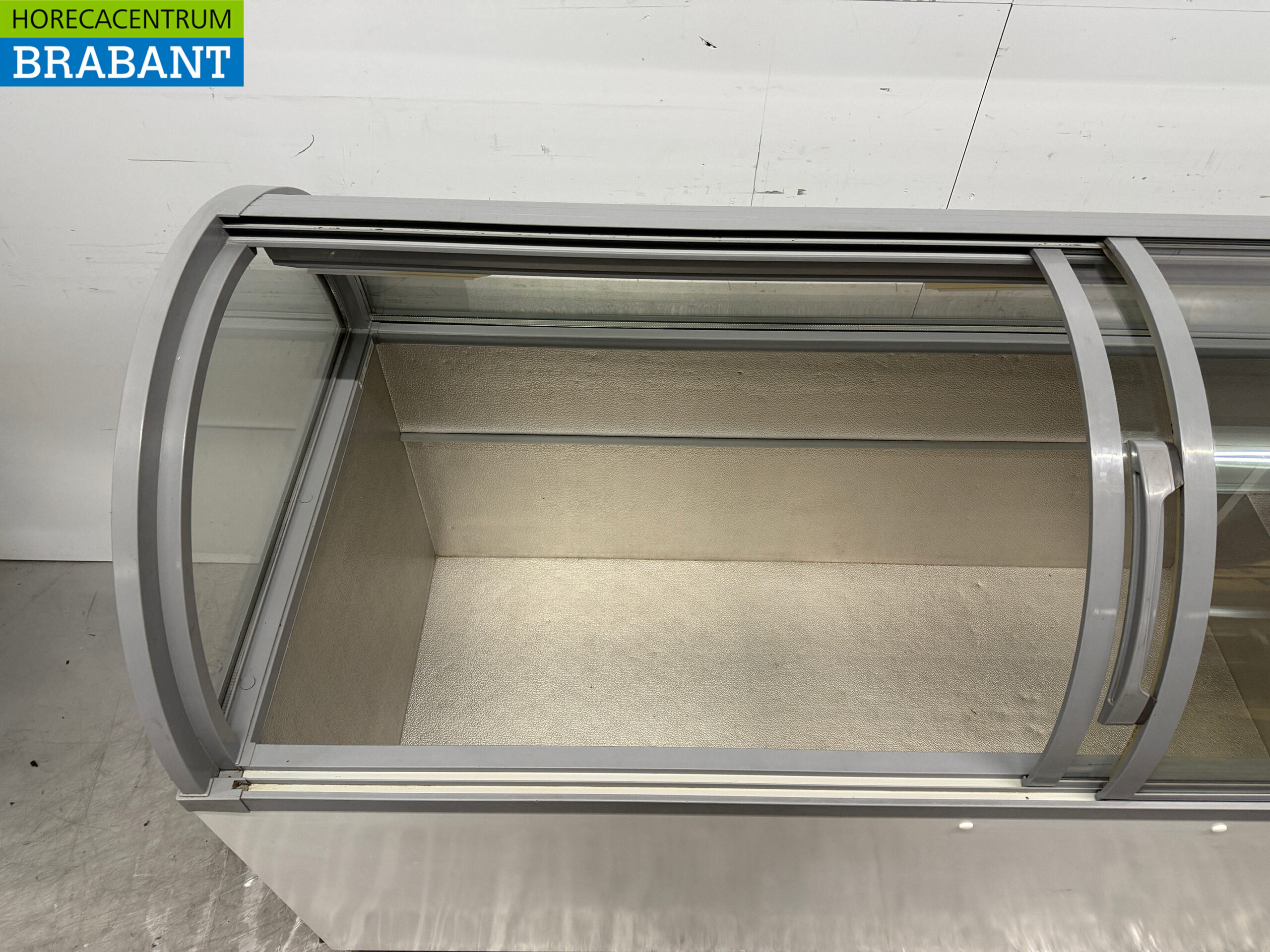 AHT Mobile Shop Freezer Glass Dome 710 liters 230V Horeca - Image 5