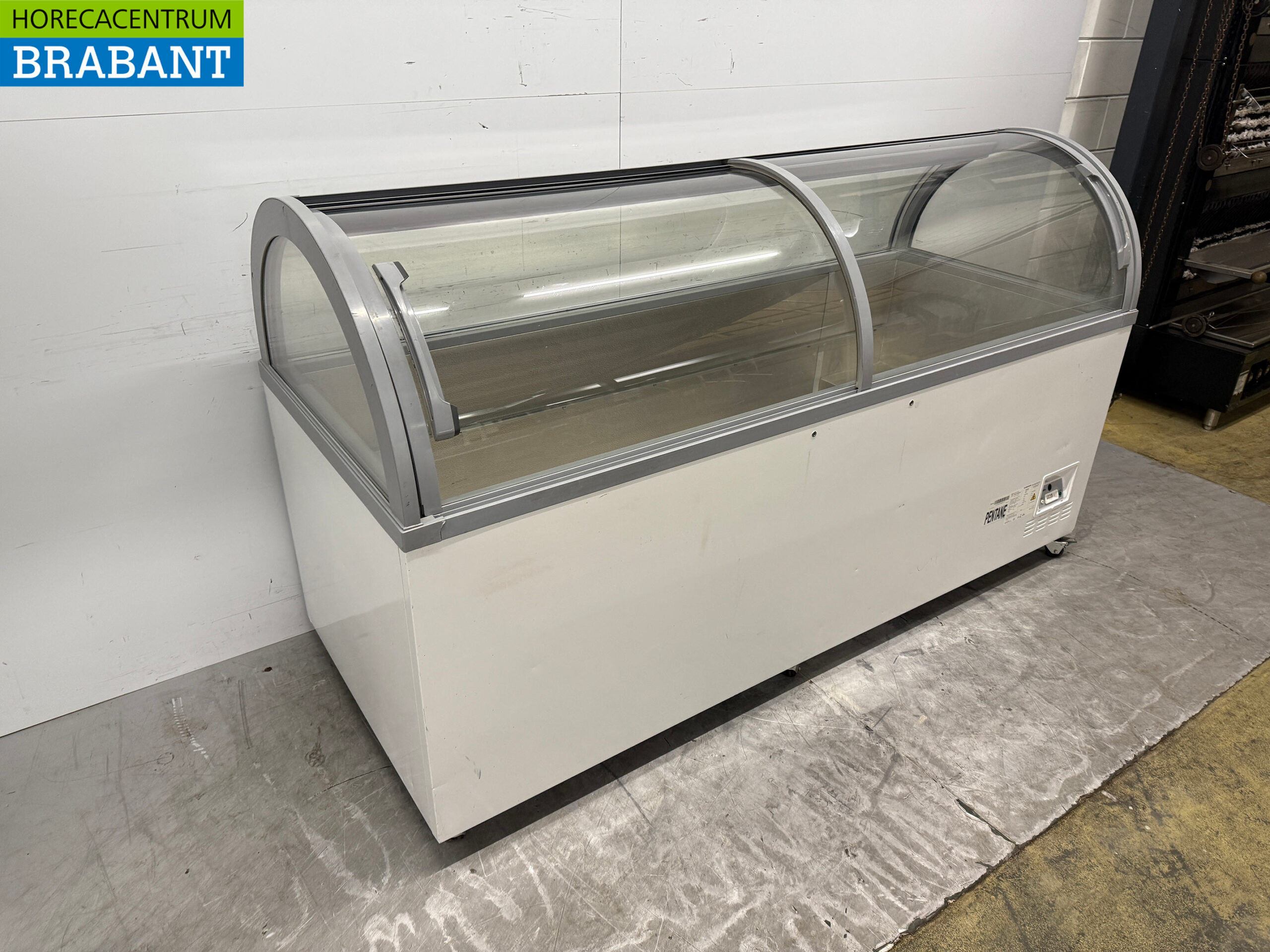 AHT Mobile Shop Freezer Glass Dome 710 liters 230V Horeca - Image 3