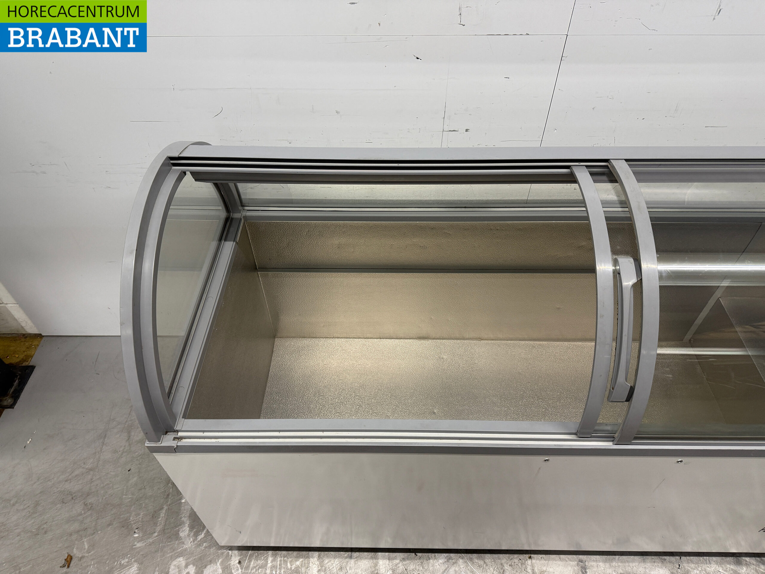 AHT Mobile Shop Freezer Glass Dome 710 liters 230V Horeca - Image 4