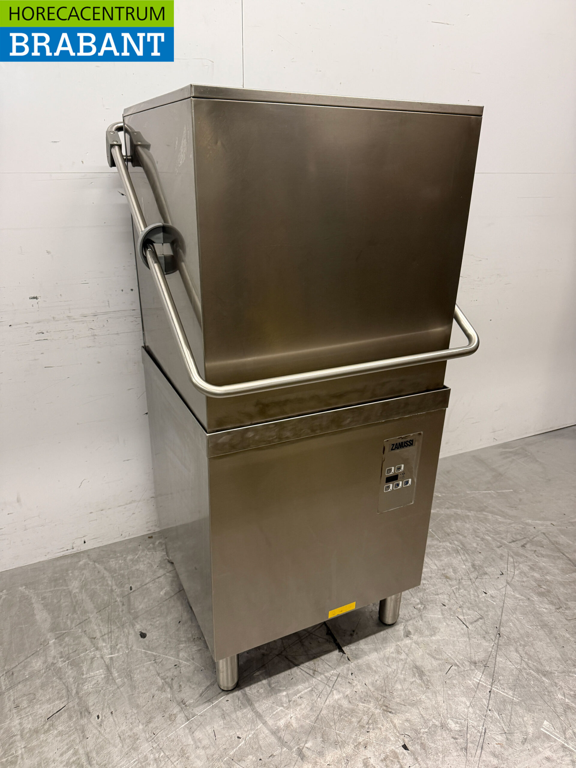 Stainless steel Zanussi Sliding dishwasher with drain pump 400V Catering - Image 3