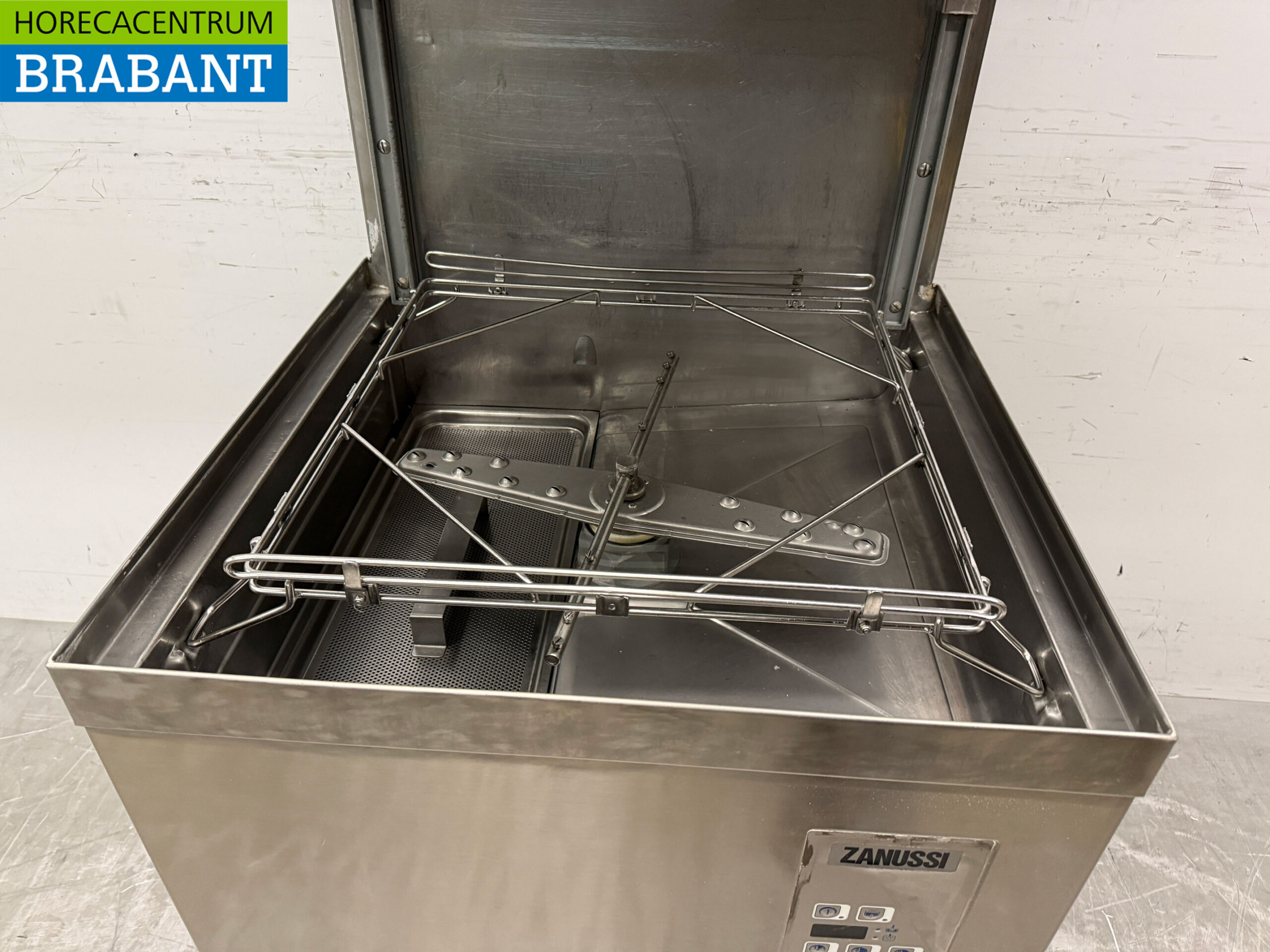 Stainless steel Zanussi Sliding dishwasher with drain pump 400V Catering - Image 4