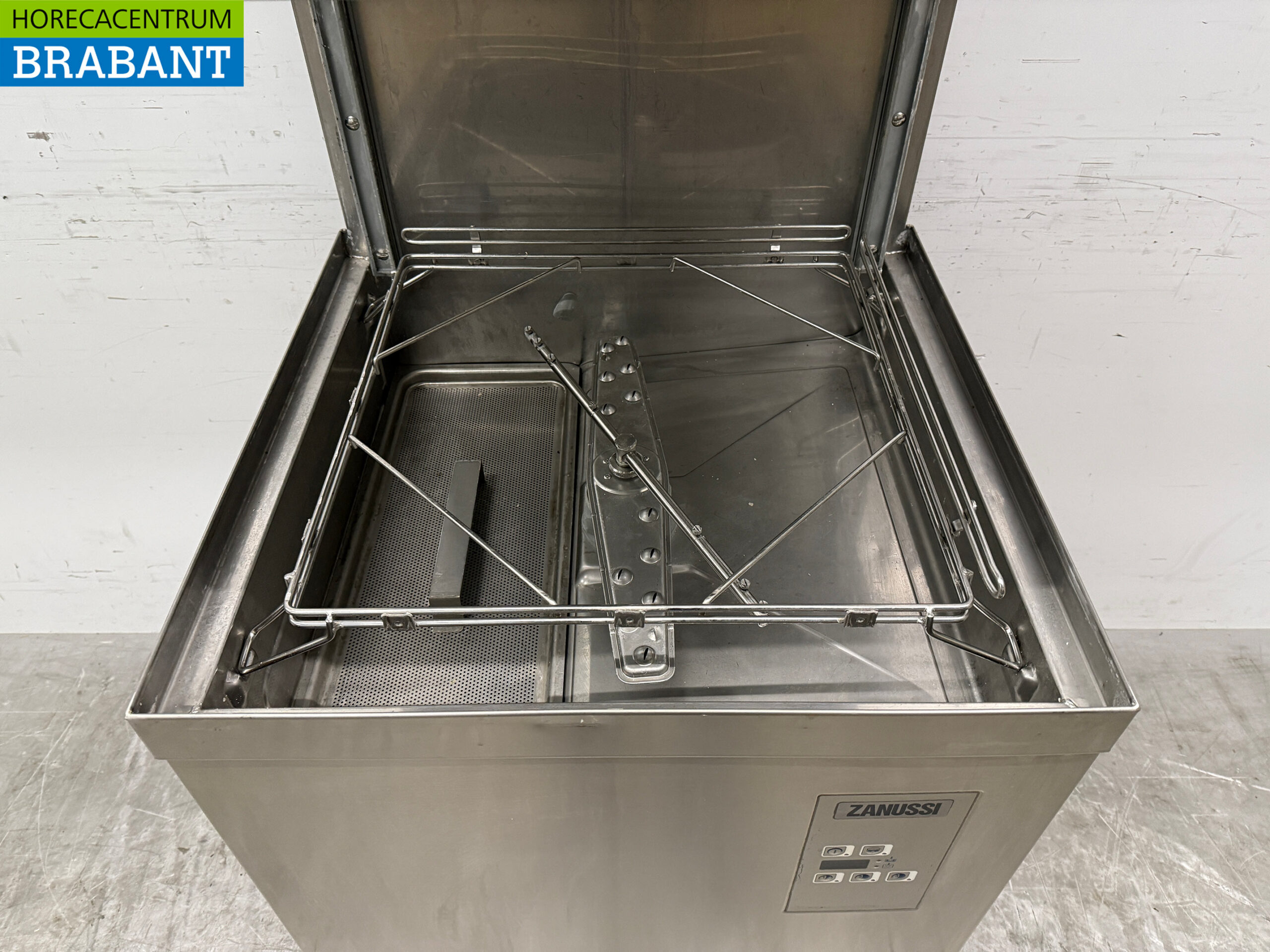 Stainless steel Zanussi Sliding dishwasher 400V Catering - Image 4