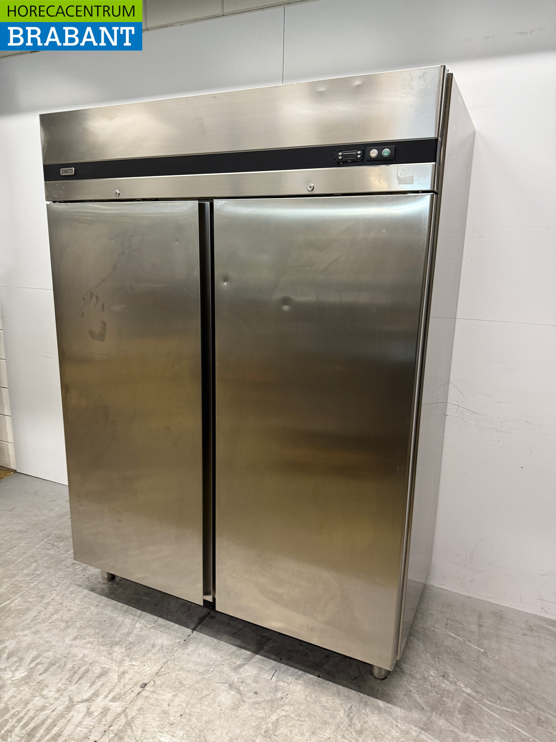 Stainless steel Zanussi Double door Refrigerator 1400 liters 230V Catering - Image 3