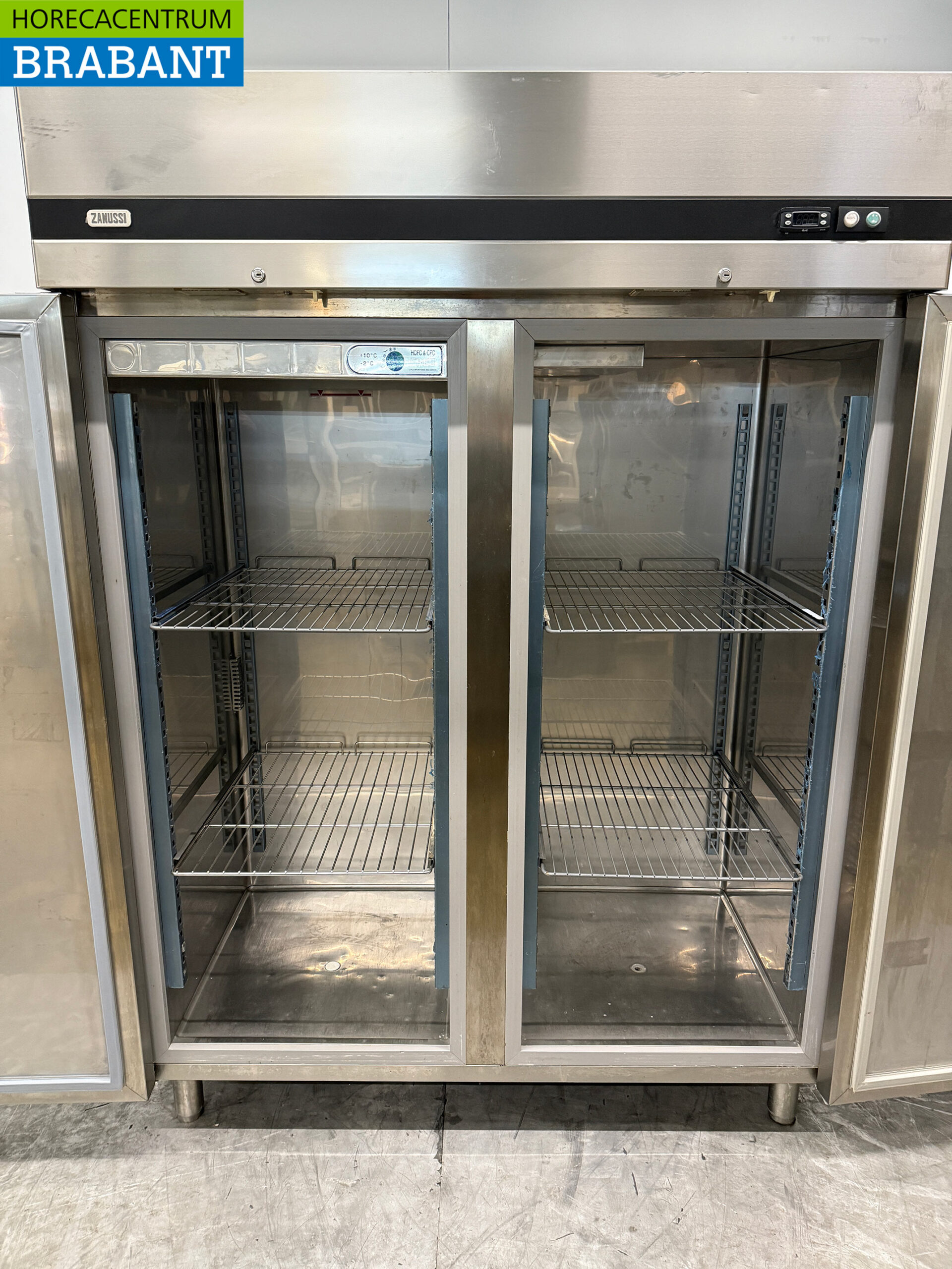 Stainless steel Zanussi Double door Refrigerator 1400 liters 230V Catering - Image 4