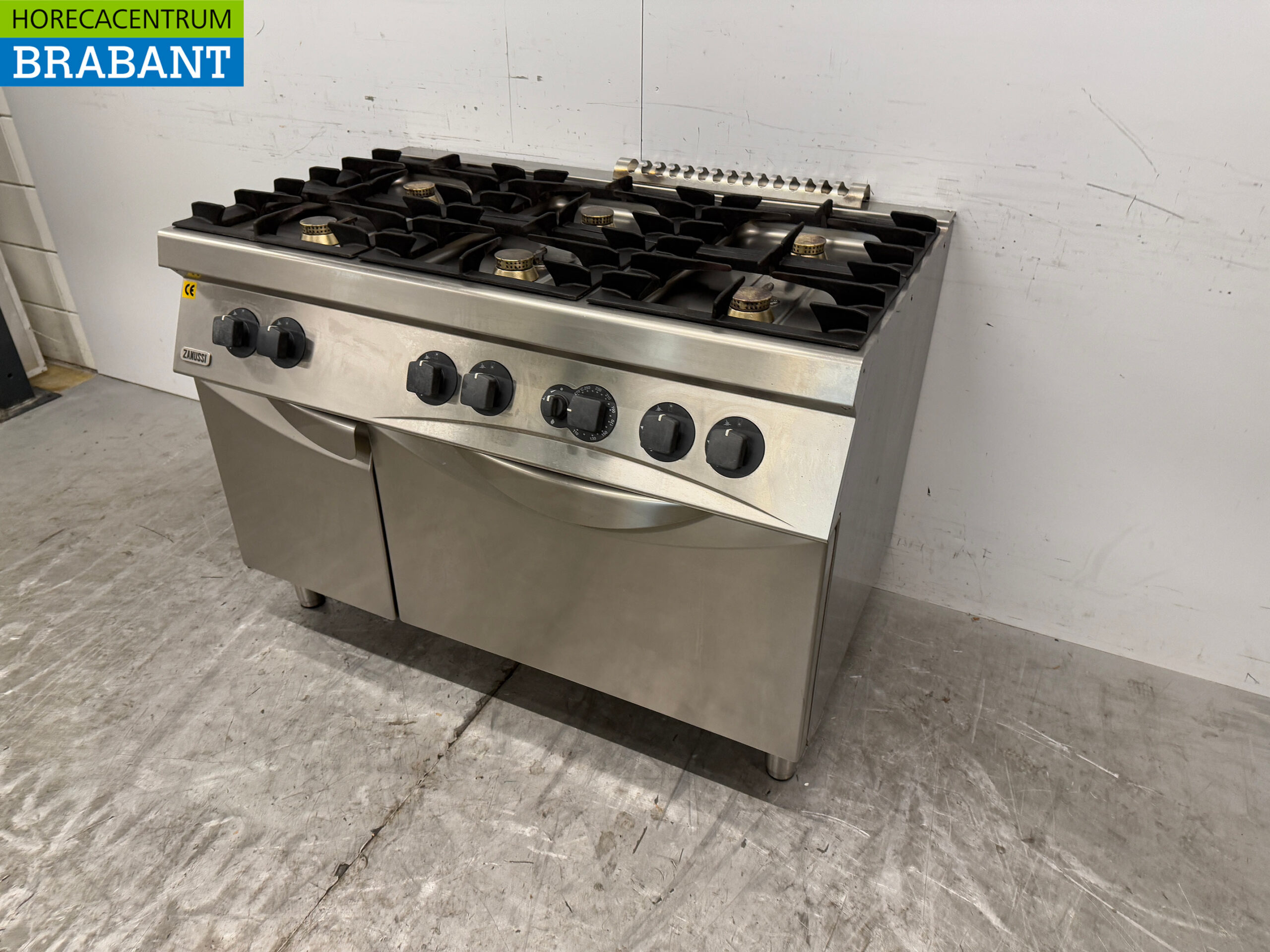 Stainless steel Zanussi 6 Burner Stove with Oven 3 x 2/1 GN GAS Catering - Image 2