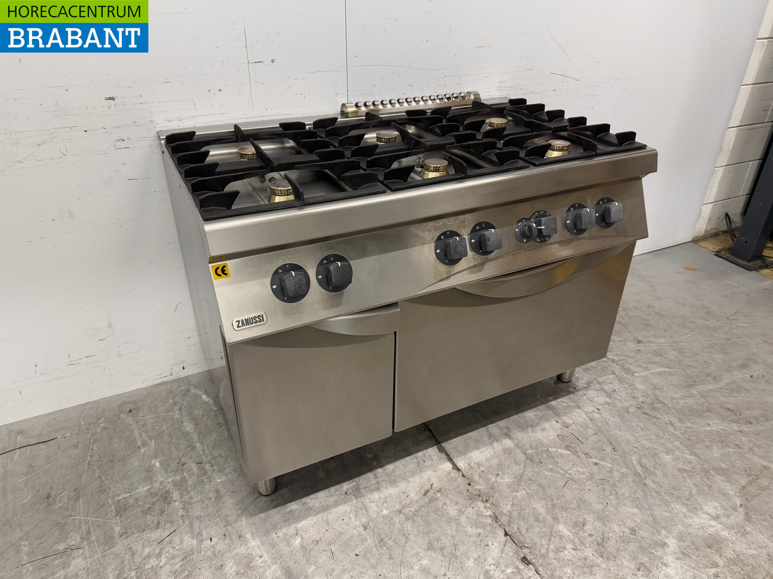 Stainless steel Zanussi 6 Burner Stove with Oven 3 x 2/1 GN GAS Catering - Image 3