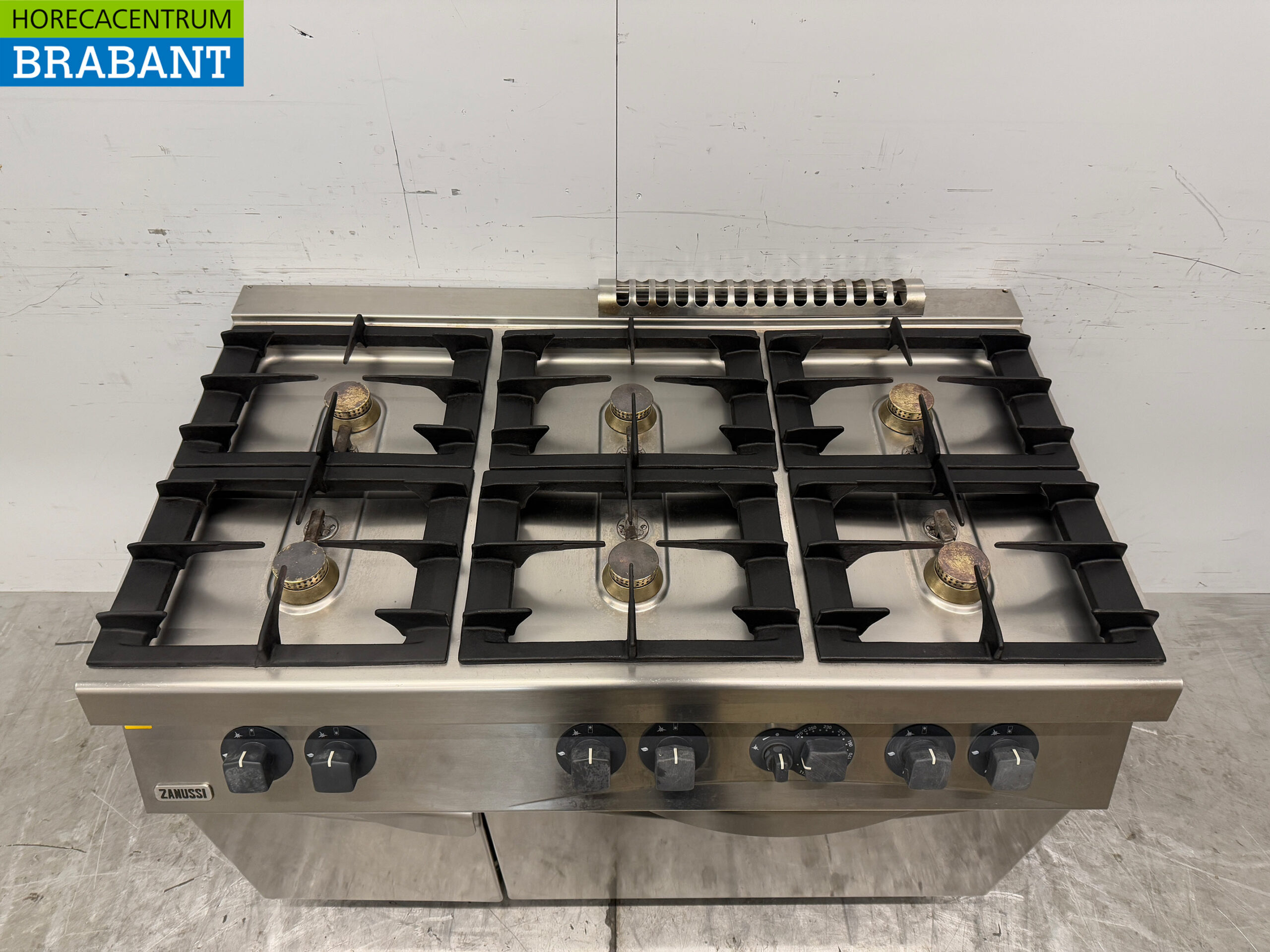 Stainless steel Zanussi 6 Burner Stove with Oven 3 x 2/1 GN GAS Catering - Image 4