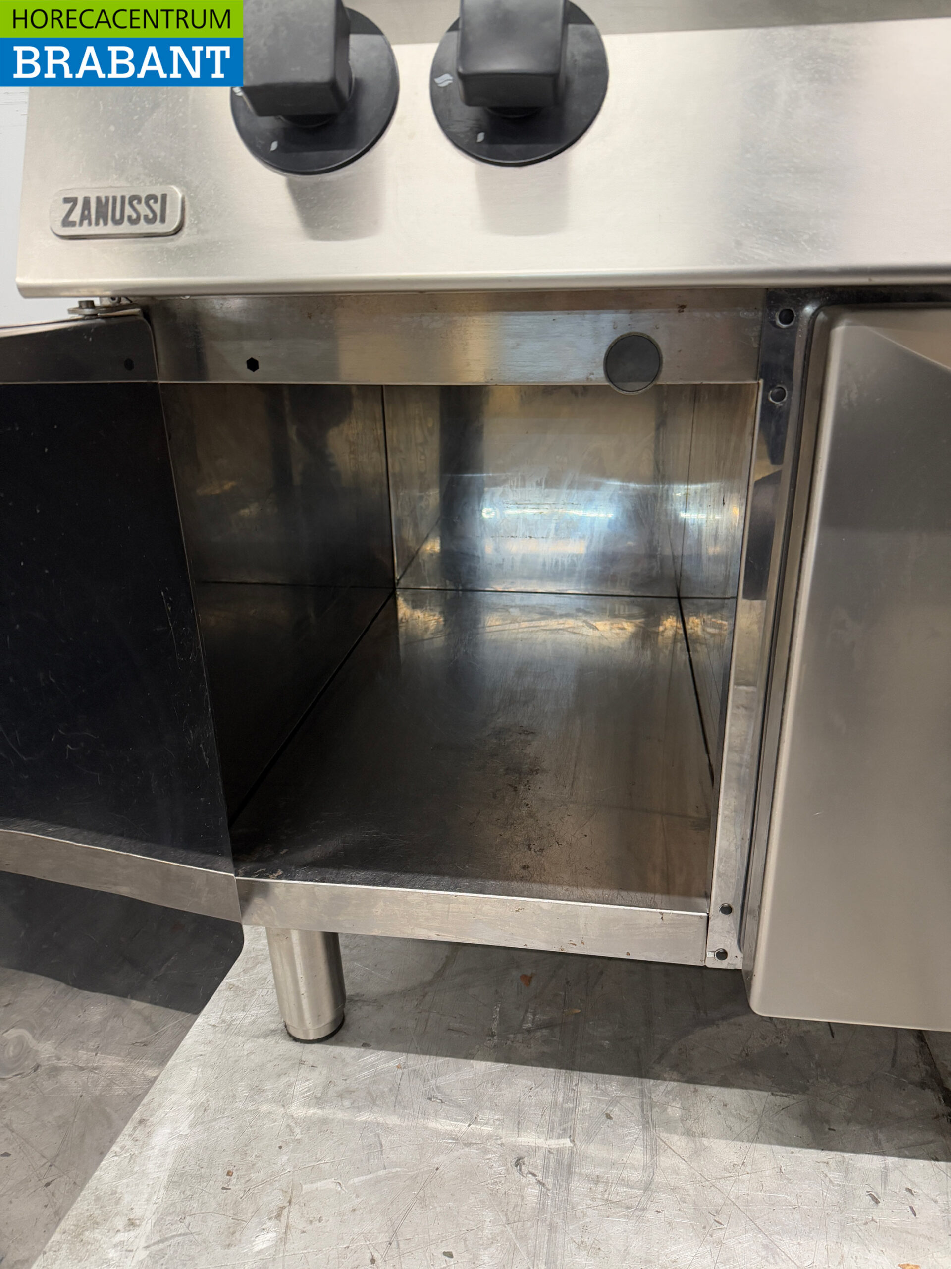 Stainless steel Zanussi 6 Burner Stove with Oven 3 x 2/1 GN GAS Catering - Image 6