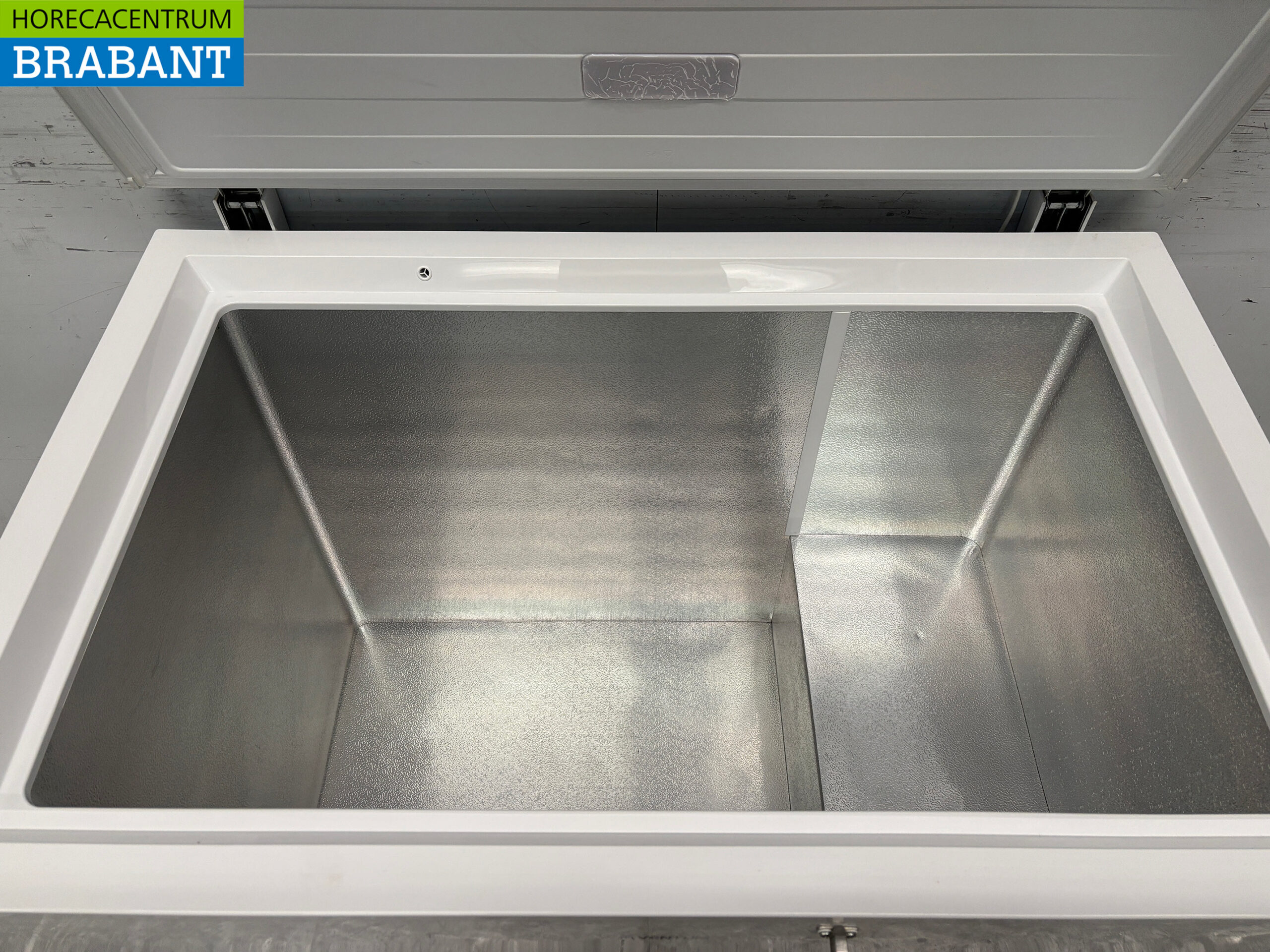 Inventum Freezer Chest Freezer with Folding Lid 304 liters 230V Catering - Image 5
