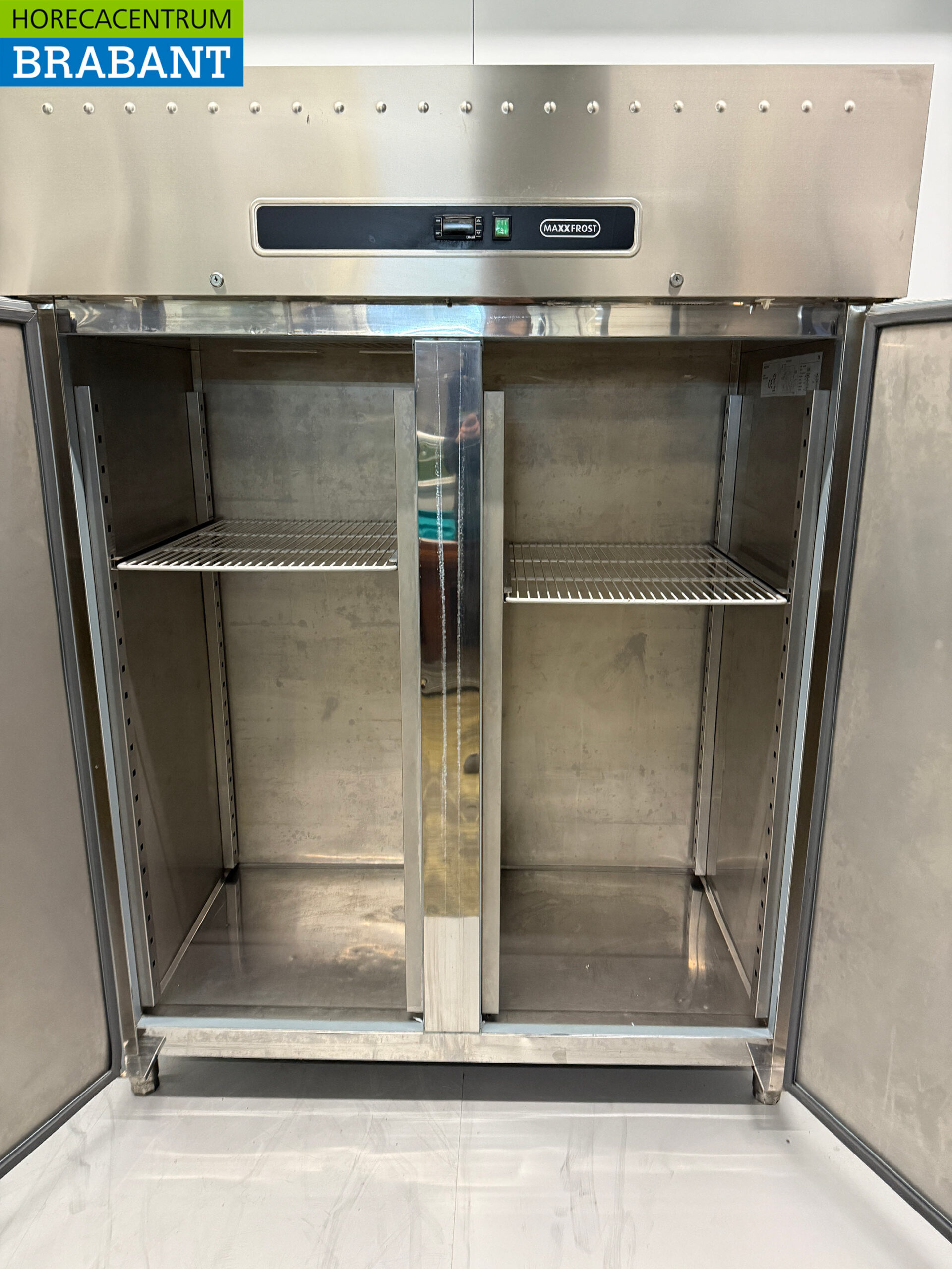 Stainless steel Maxxfrost Double Door Freezer 1300 liters 230V Horeca - Image 4