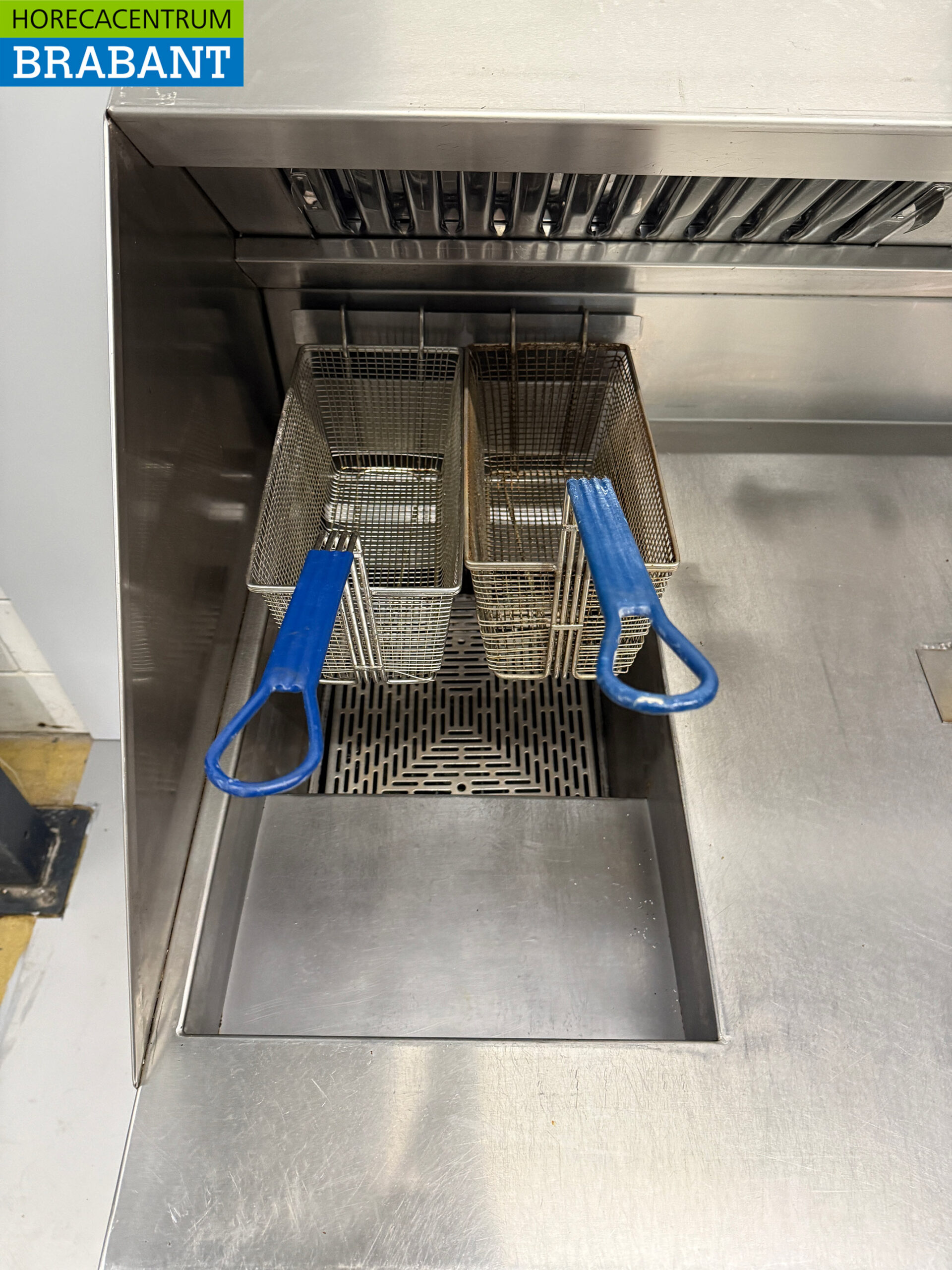 SS Pitco SE14S Solstice Baking wall 4x Fryer and bain marie/fry warmer with exhaust hood 400V + 230V Catering Cafeteria - Image 4