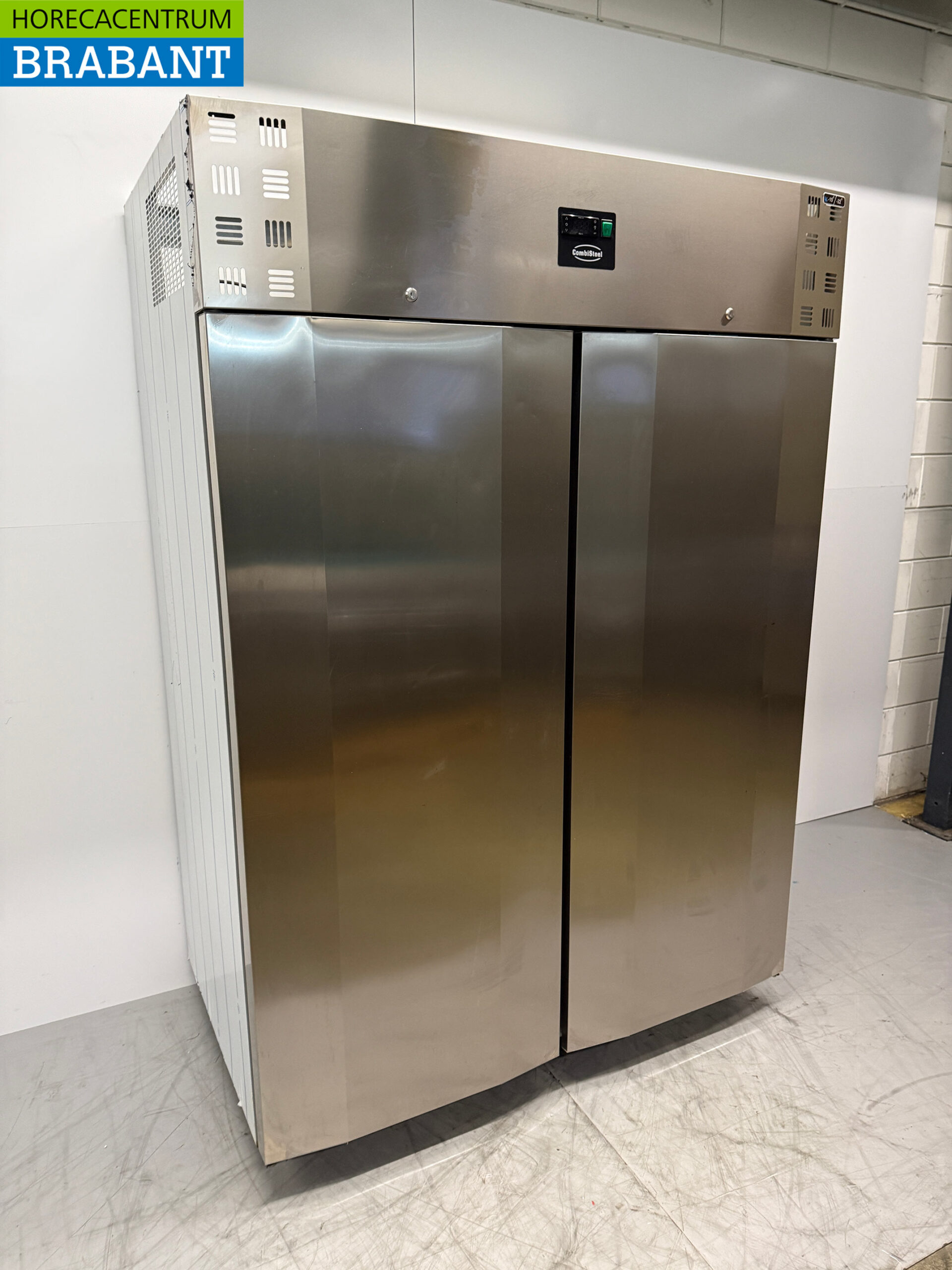 Stainless steel Combisteel Double Door Freezer 1400 liters 230V Horeca - Image 3