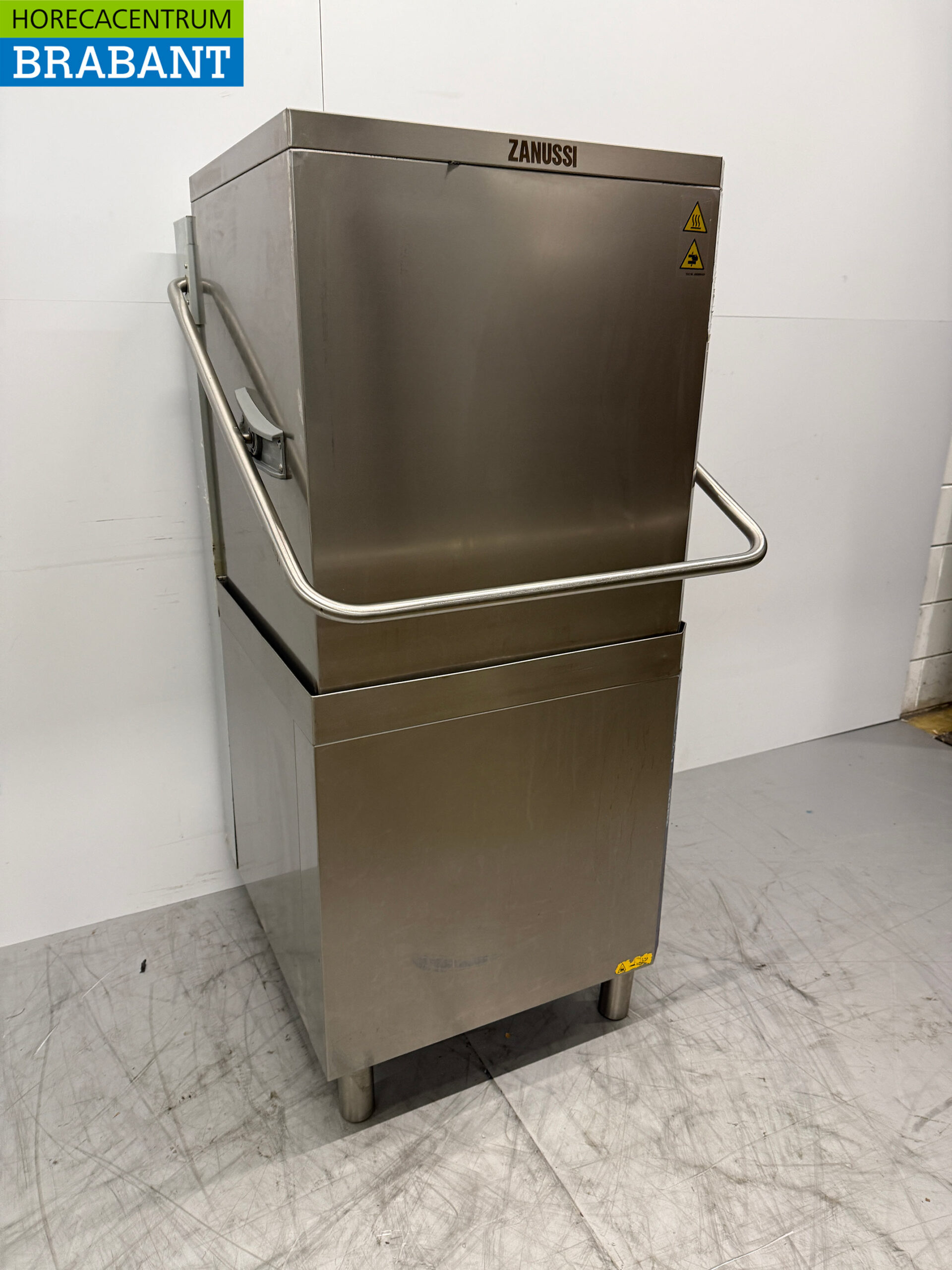 Stainless Steel Zanussi Sliding Dishwasher With Drain Pump 400V Catering - Image 3