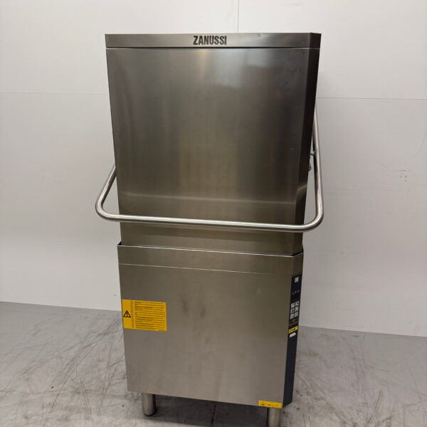 Stainless steel Zanussi Sliding dishwasher with drain pump 400V Catering