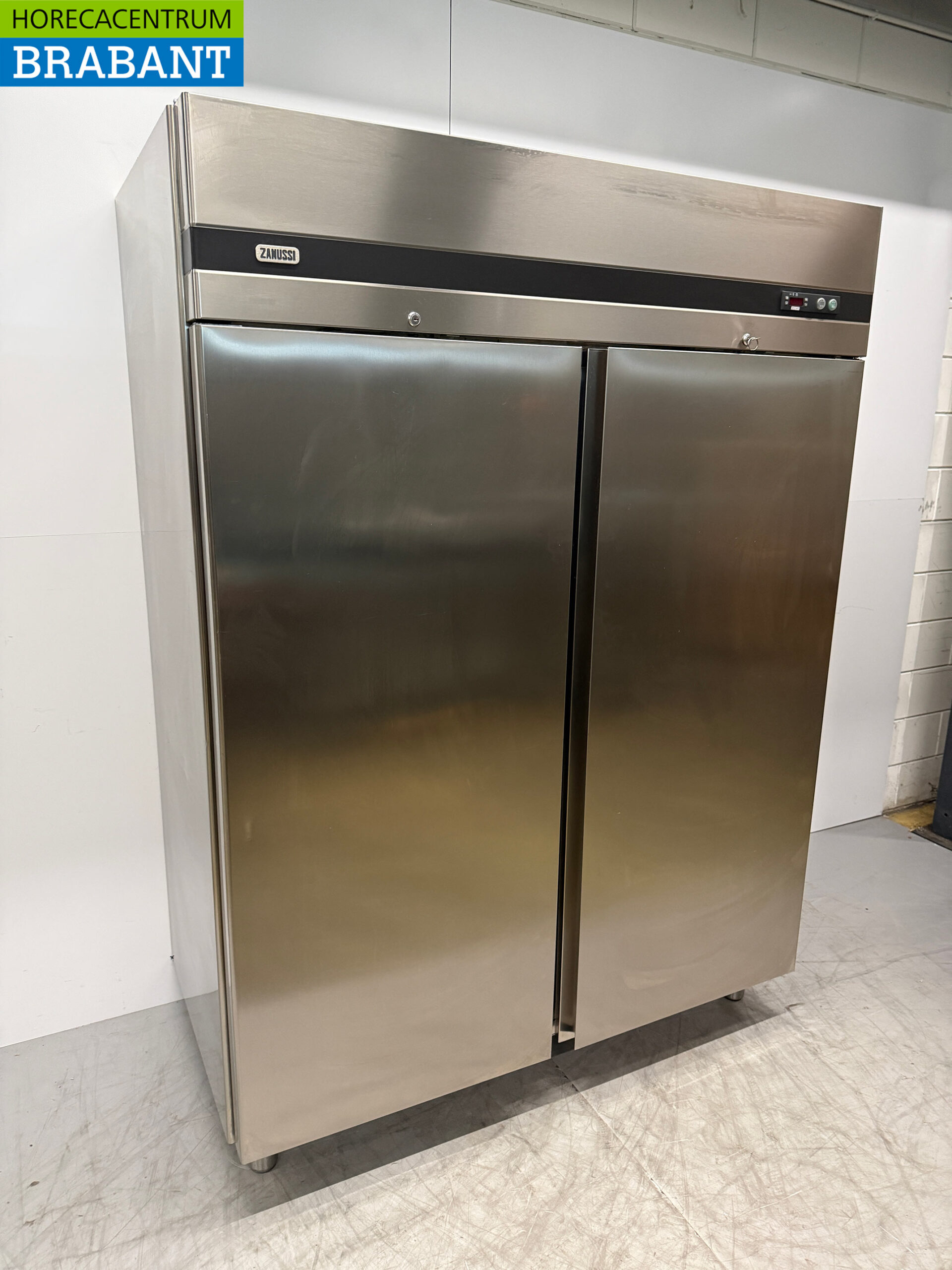 Stainless steel Zanussi Double door Refrigerator 1300 liters 230V Catering - Image 3
