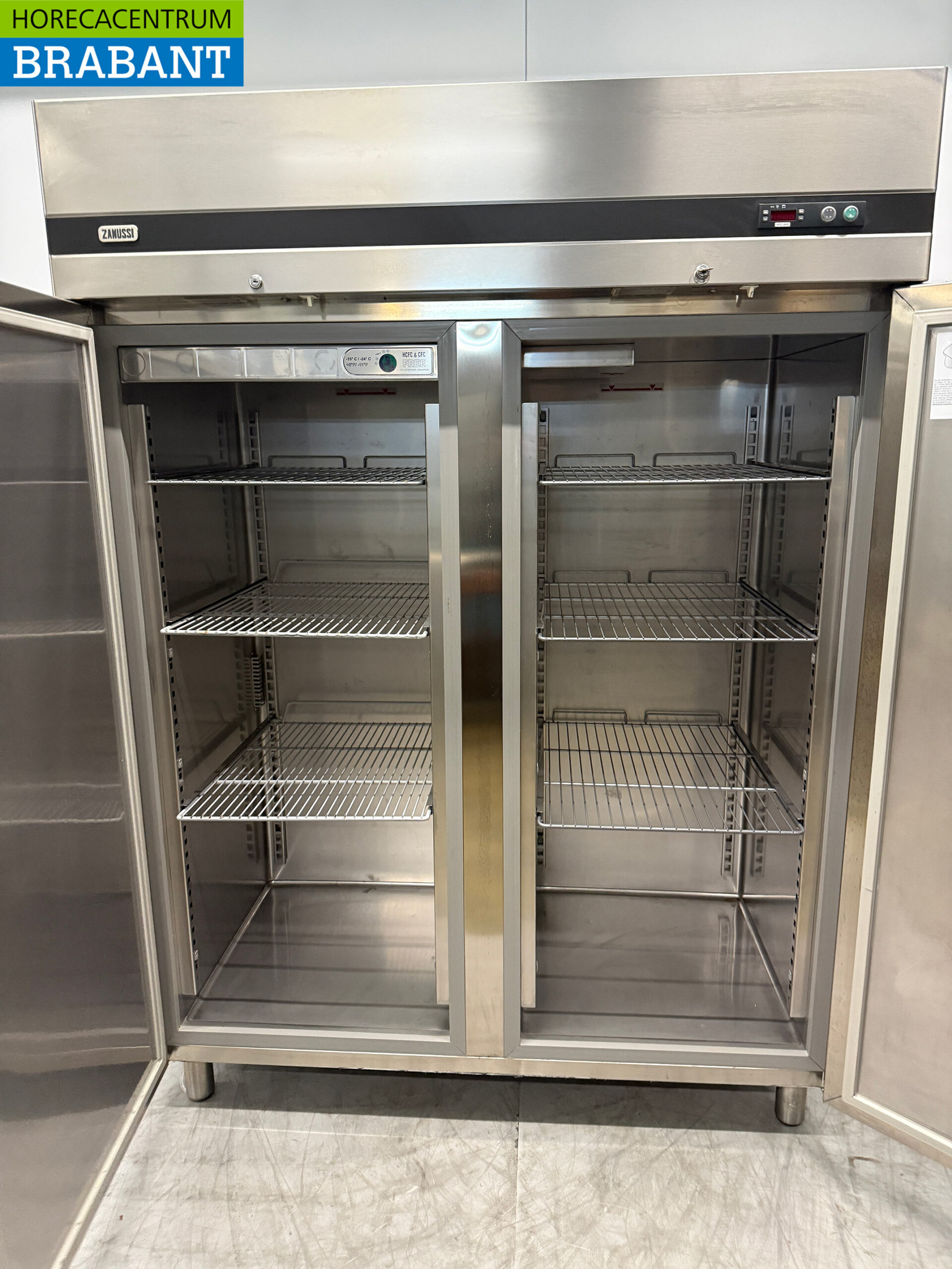 Stainless steel Zanussi Double door Refrigerator 1300 liters 230V Catering - Image 4