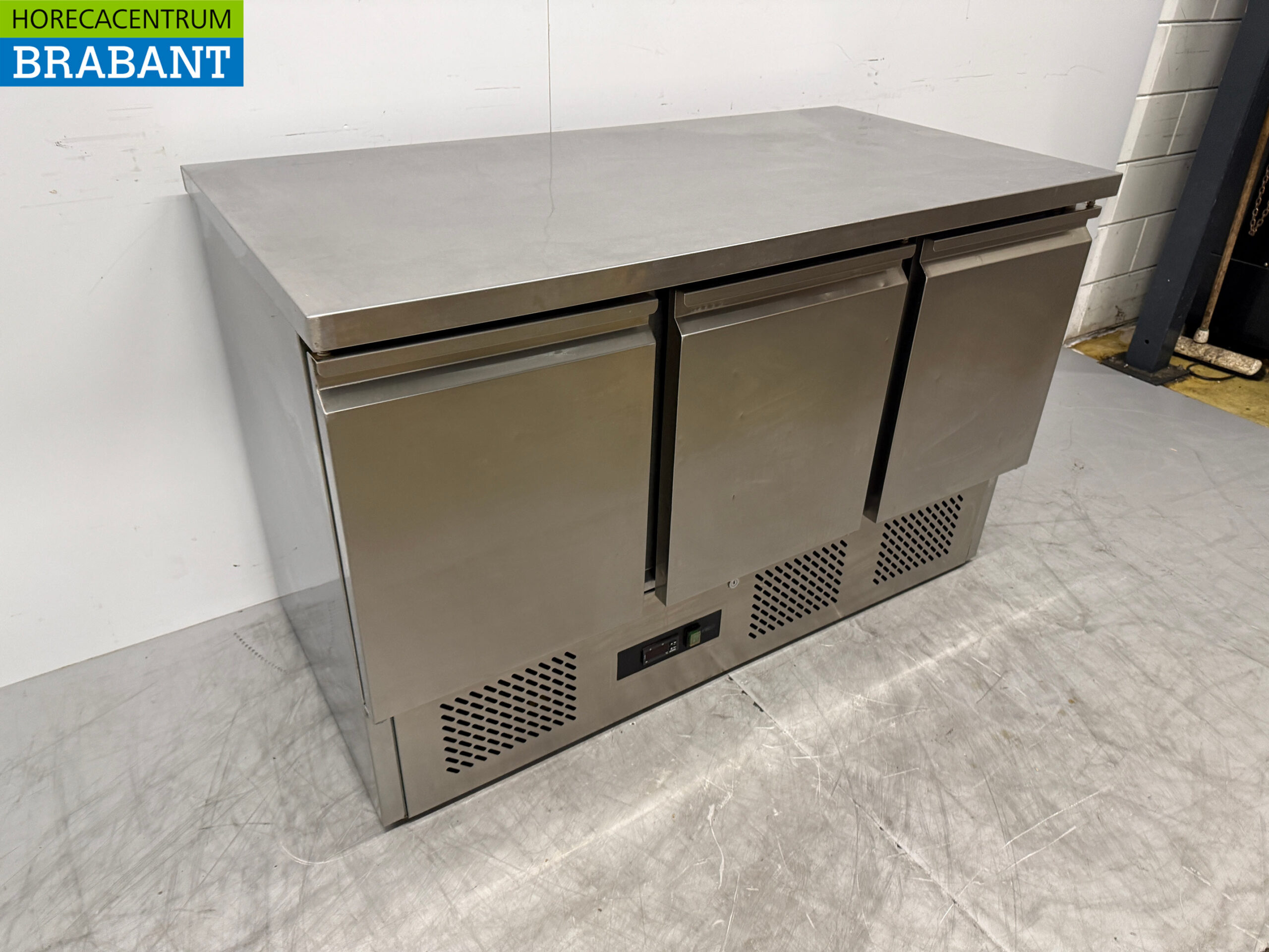 Stainless steel Refrigerated Workbench 3 Doors 137 cm 230V Catering - Image 3