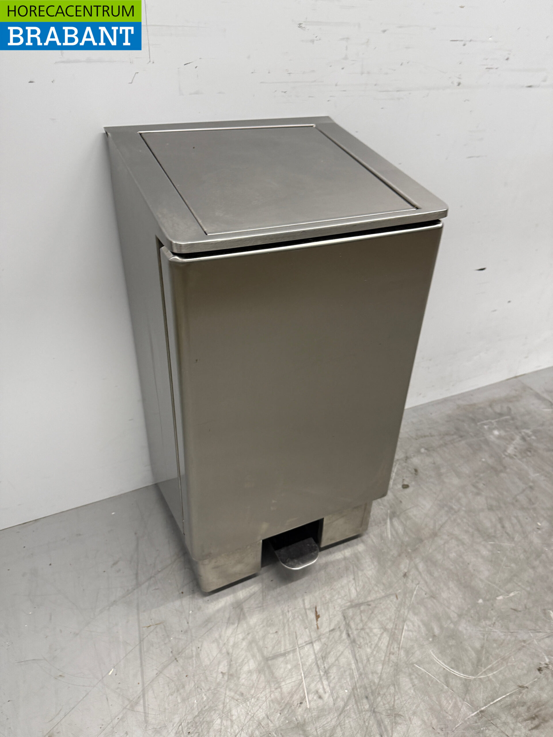 Stainless steel trash can with foot control 60 liters Horeca - Image 3
