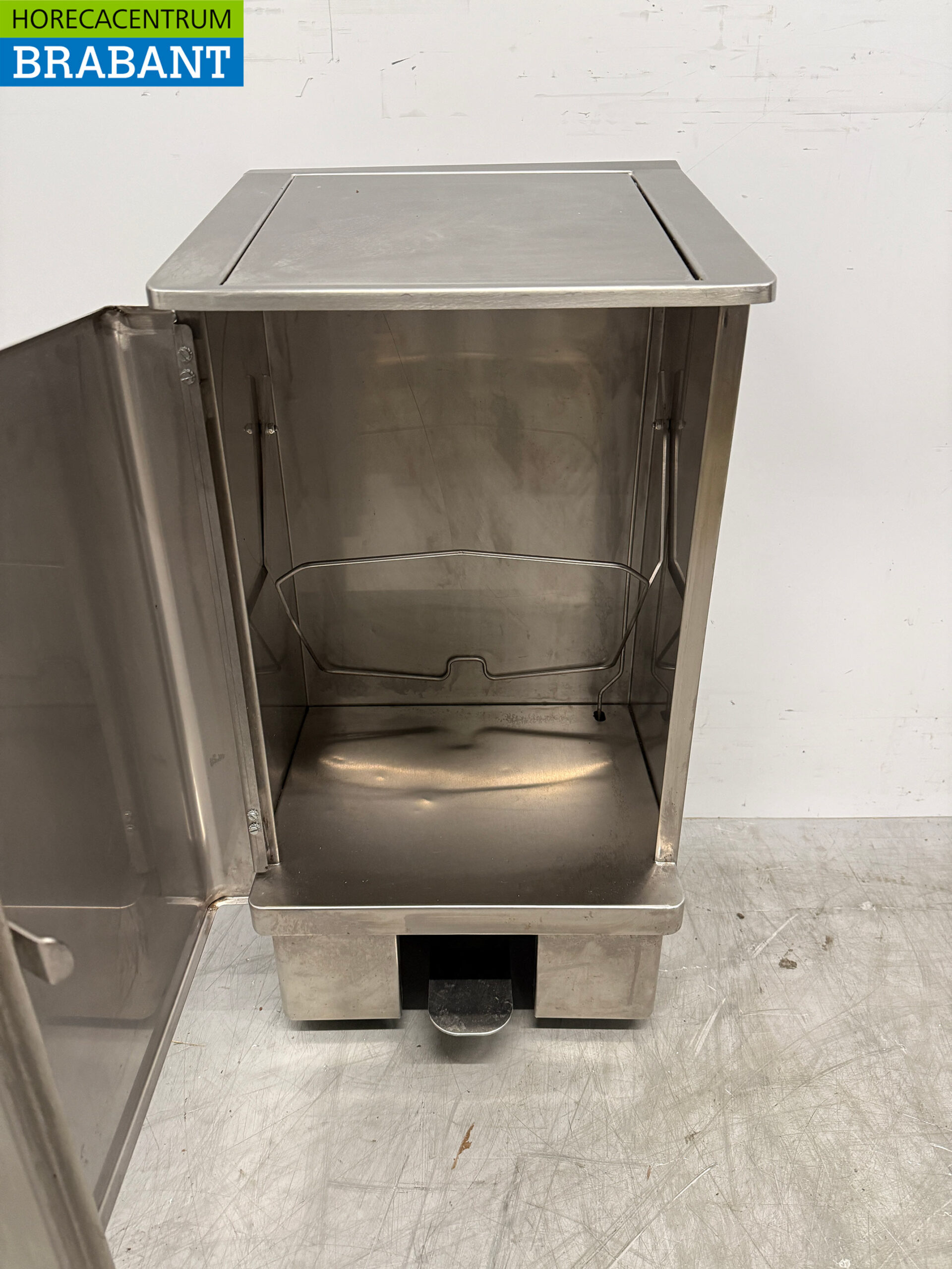 Stainless steel trash can with foot control 60 liters Horeca - Image 4