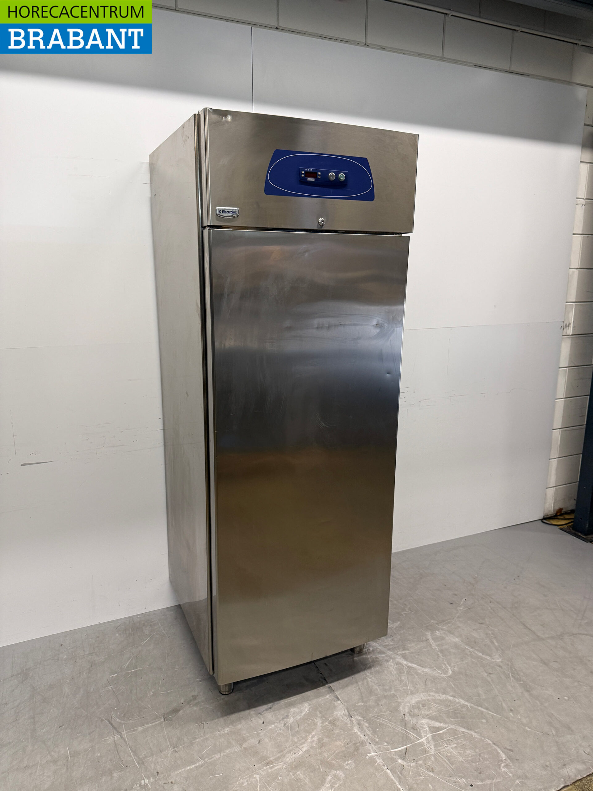 Stainless steel Electrolux Freezer 700 liters 230V Catering - Image 2