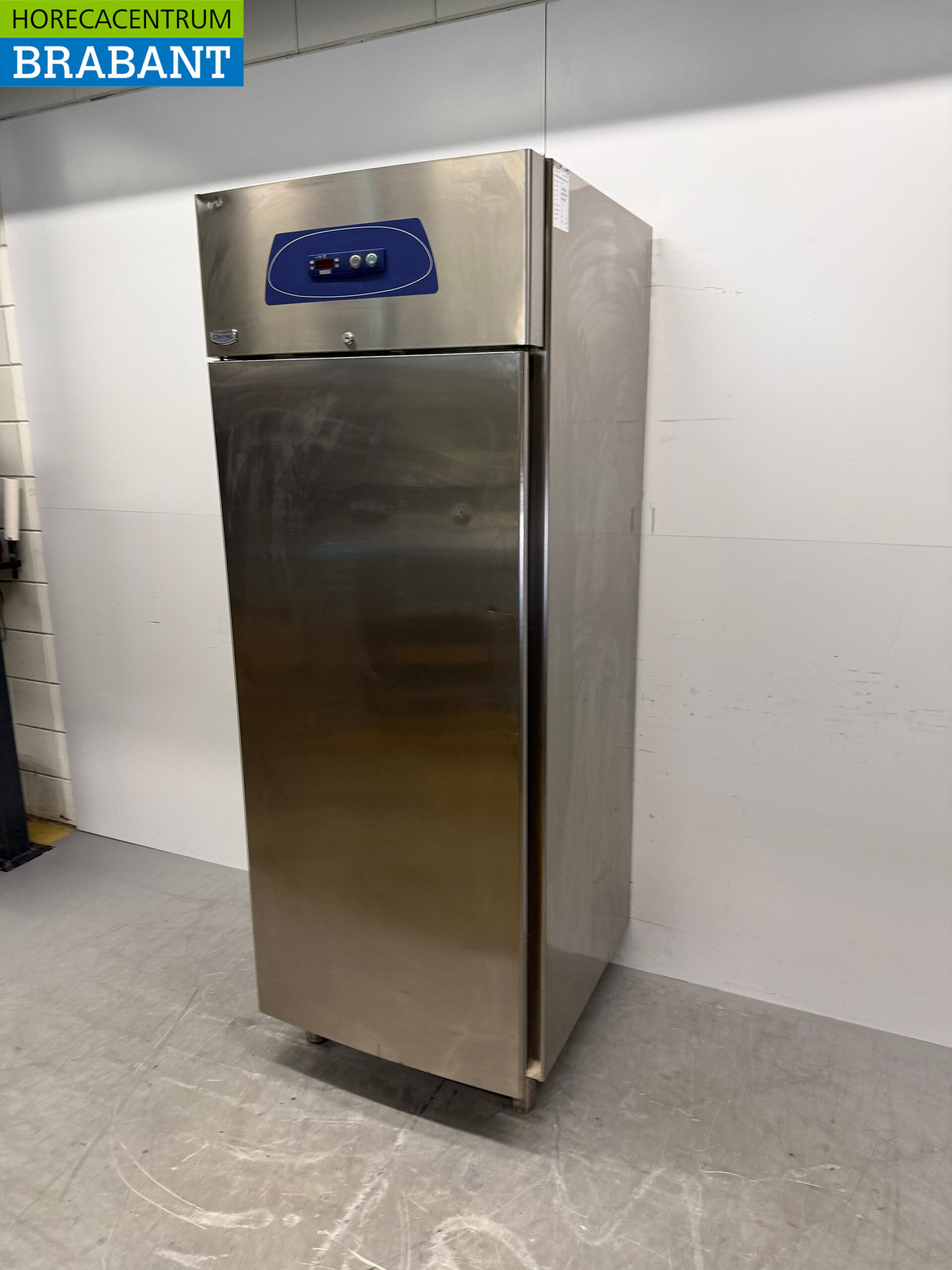 Stainless steel Electrolux Freezer 700 liters 230V Catering - Image 3