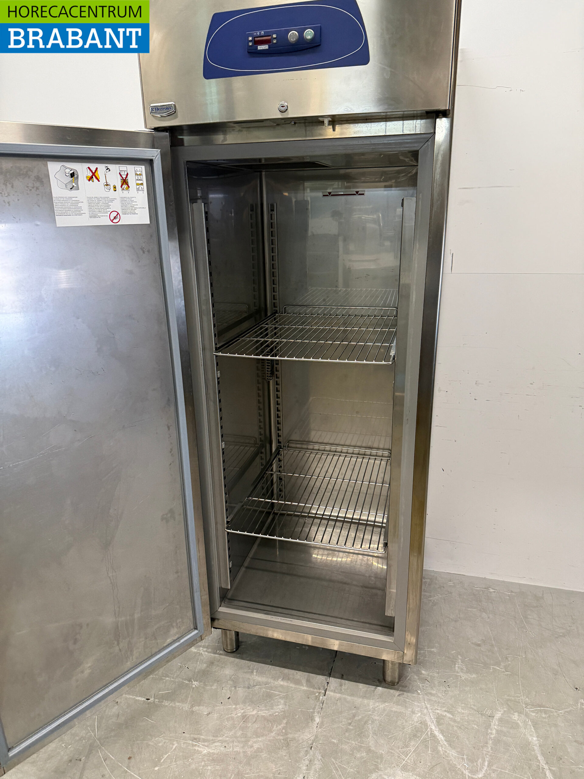 Stainless steel Electrolux Freezer 700 liters 230V Catering - Image 4