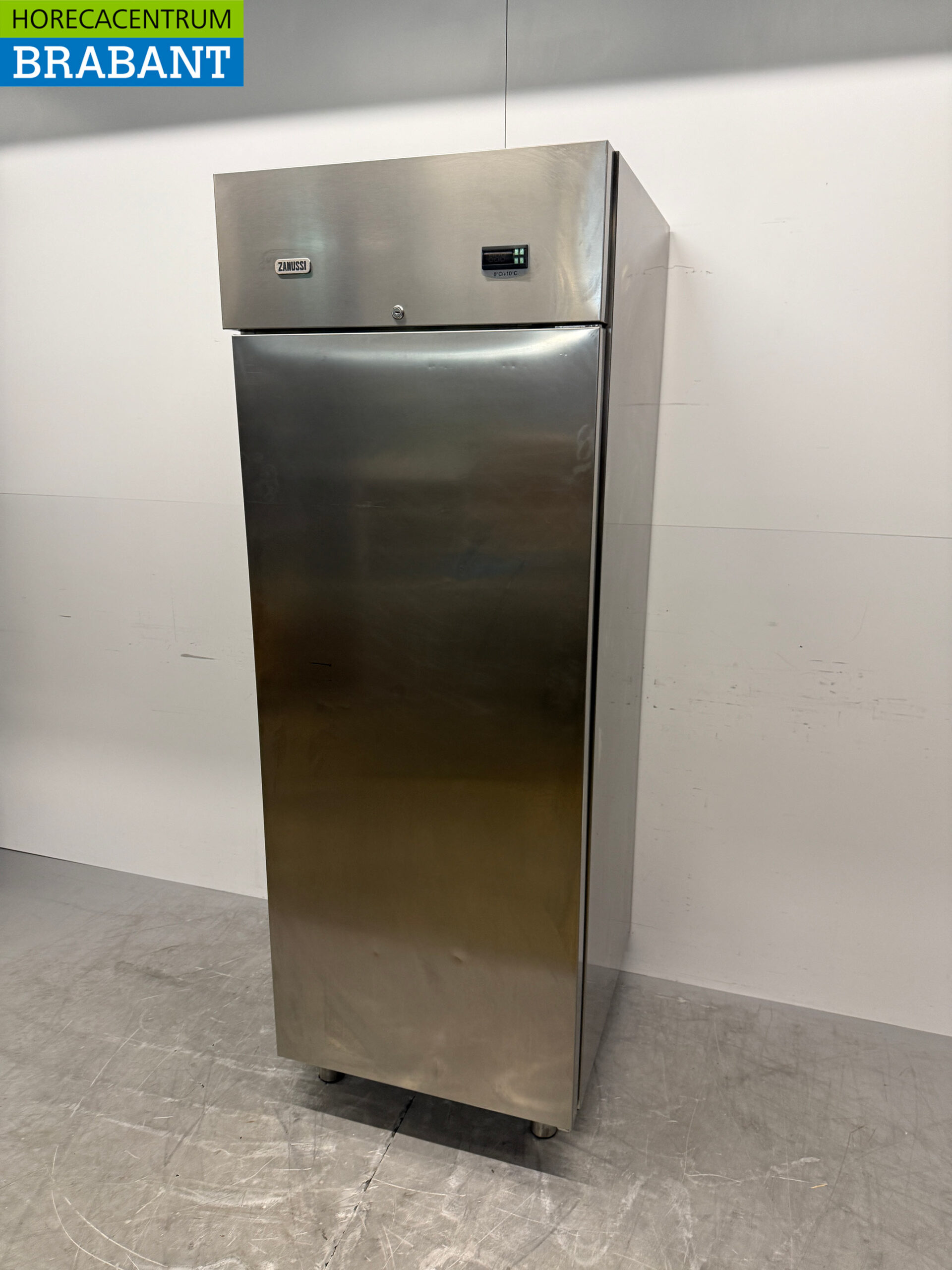 Stainless steel Zanussi Refrigerator 640 liters 230V Catering - Image 2