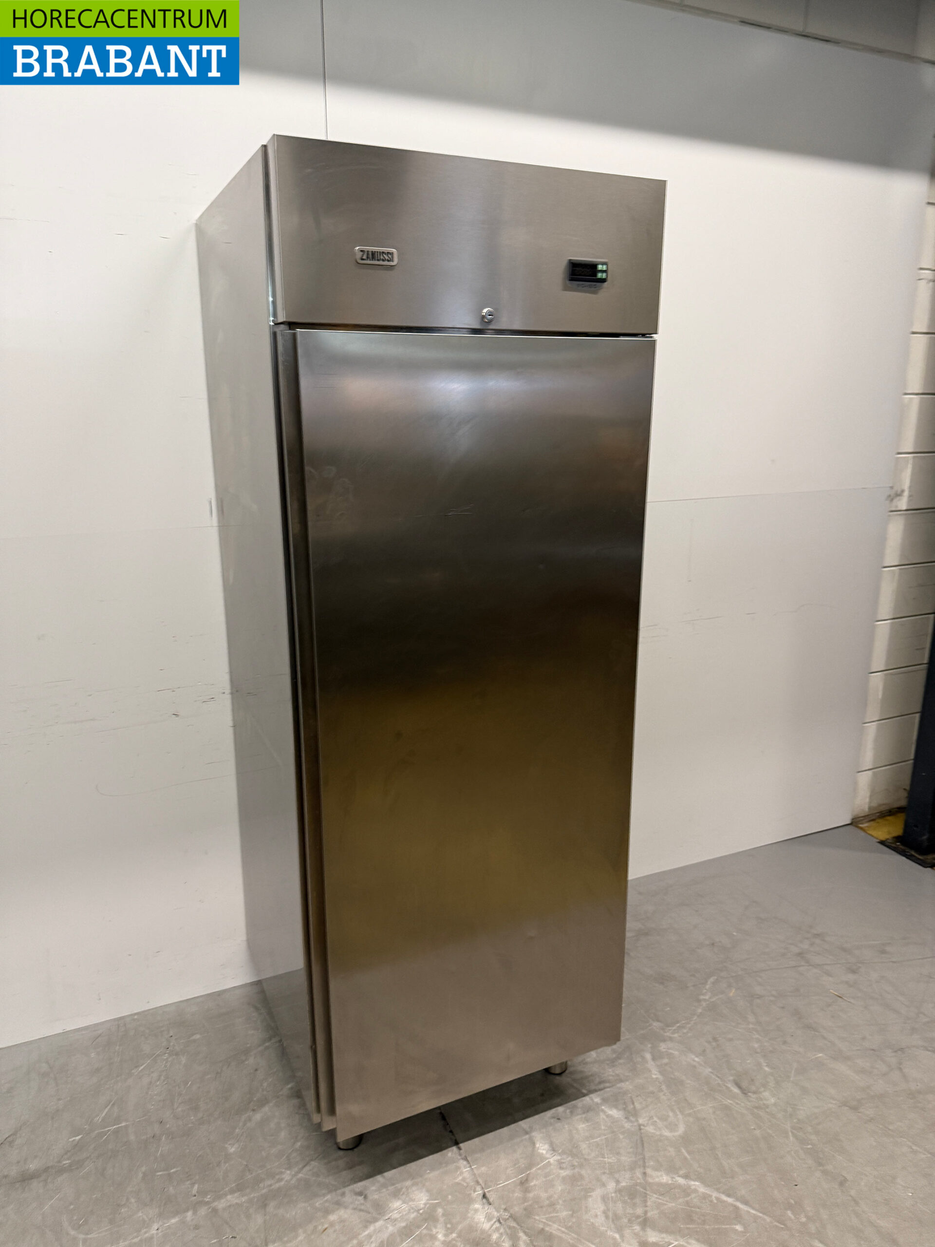 Stainless steel Zanussi Refrigerator 640 liters 230V Catering - Image 3