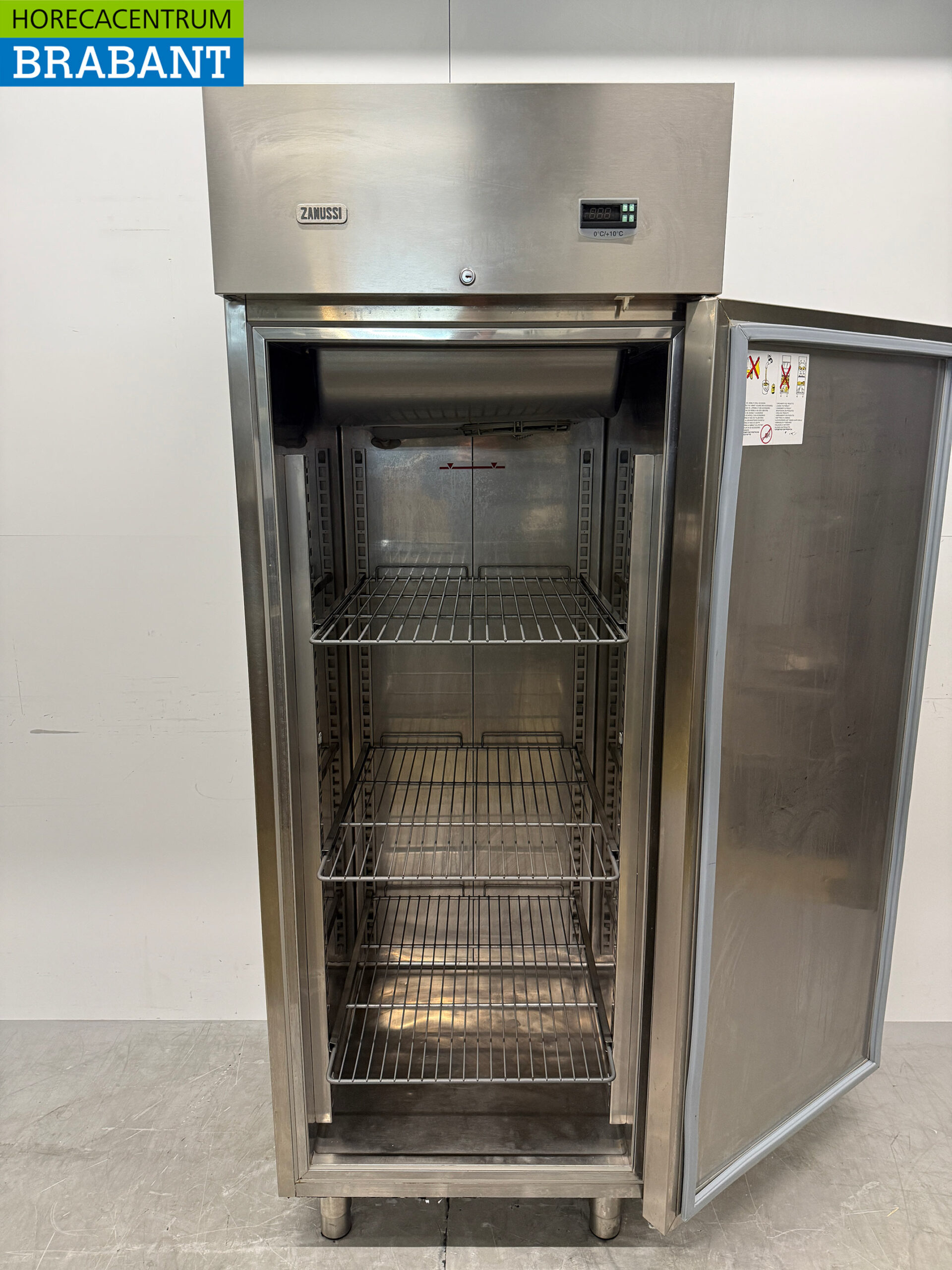 Stainless steel Zanussi Refrigerator 640 liters 230V Catering - Image 4