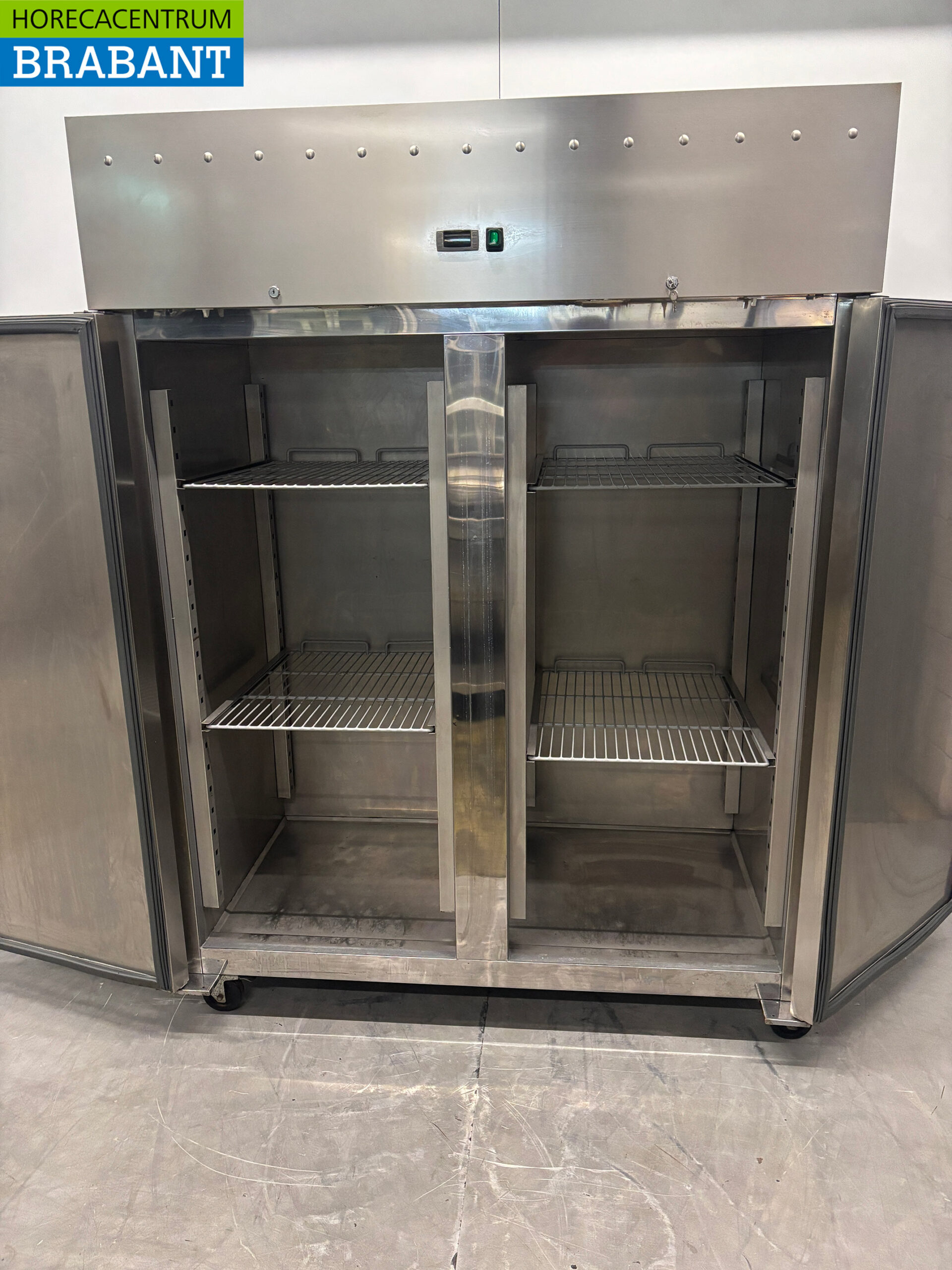 Stainless steel Double door Refrigerator 1400 liters 230V Catering - Image 4