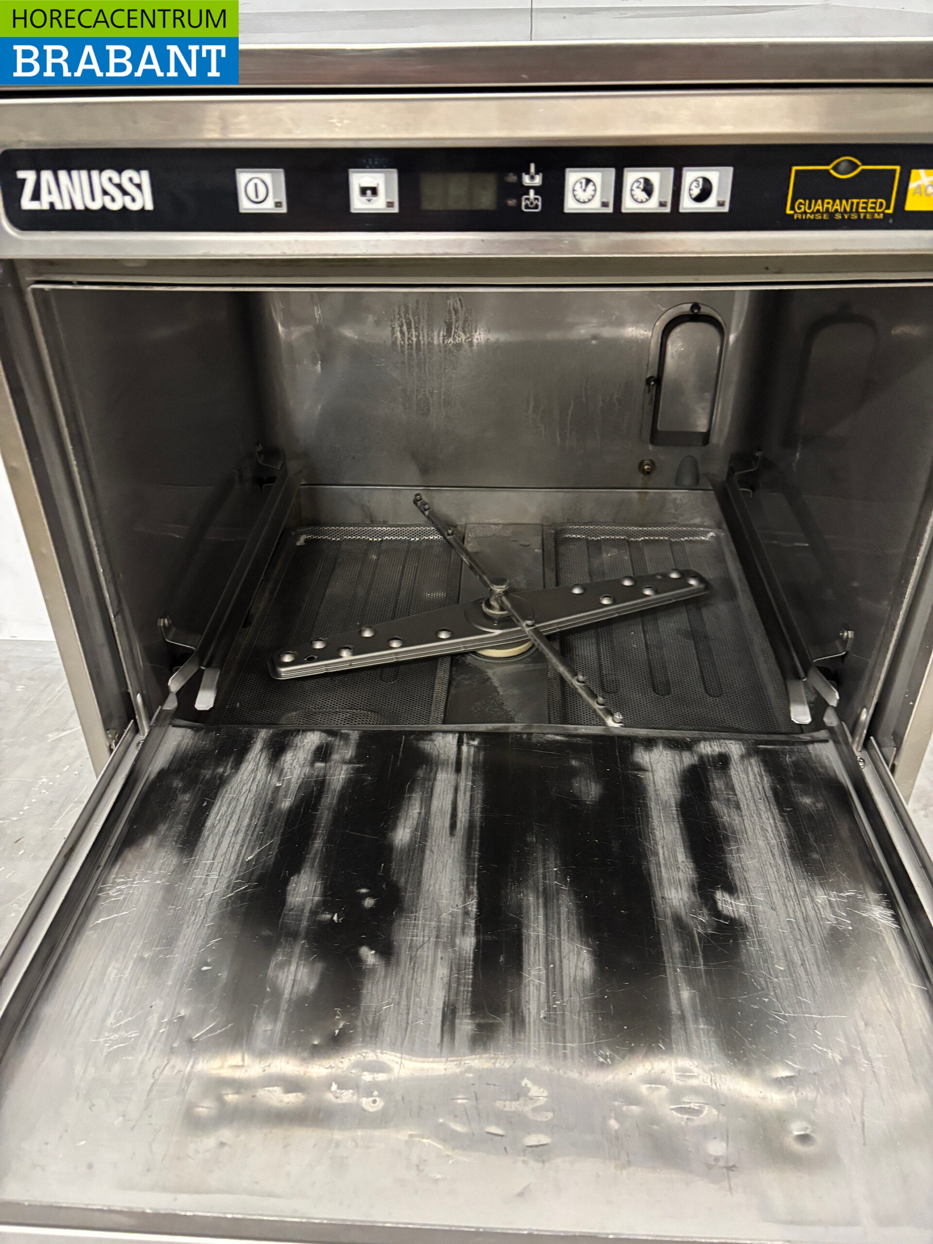 Stainless steel Zanussi Dishwasher with drain pump 400V Catering - Image 4