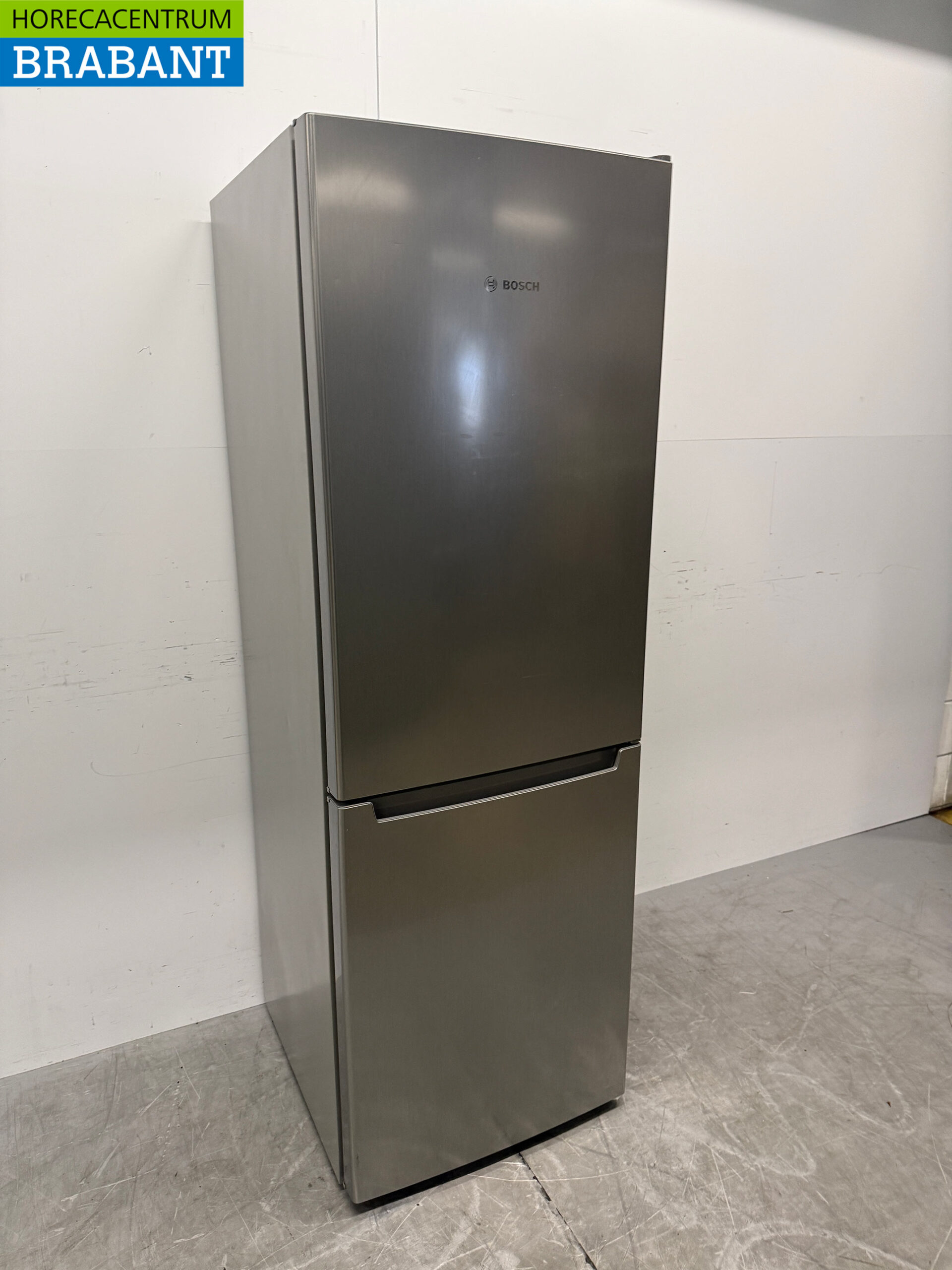 Bosch 306-liter Refrigerator-Freezer Combination, 230V, Commercial Use - Image 3