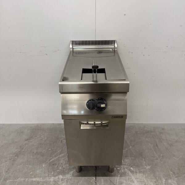 Zanussi 15-Liter Stainless Steel Gas Deep Fryer for the Food Service Industry