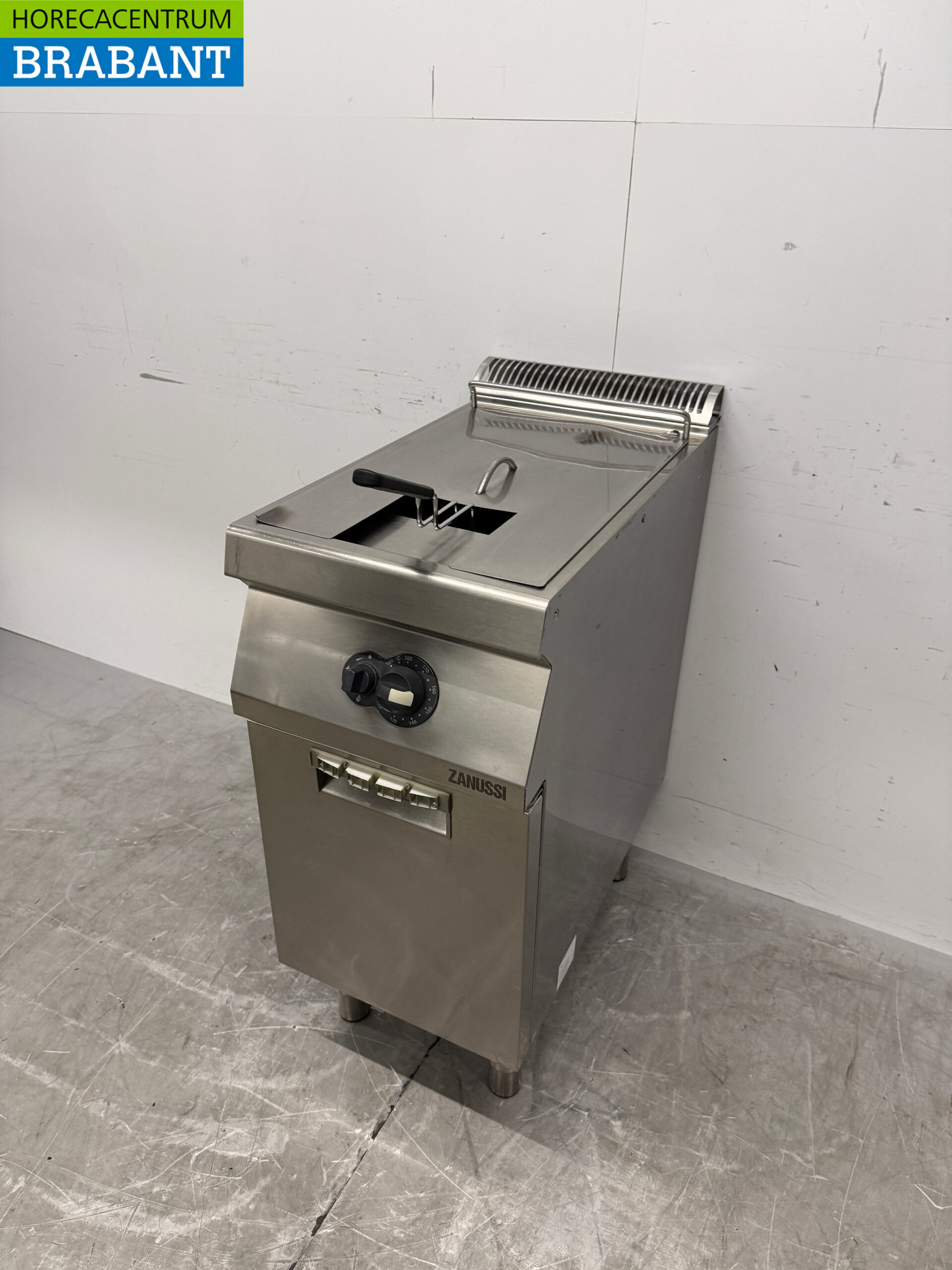 Zanussi 15-Liter Stainless Steel Gas Deep Fryer for the Food Service Industry - Image 2