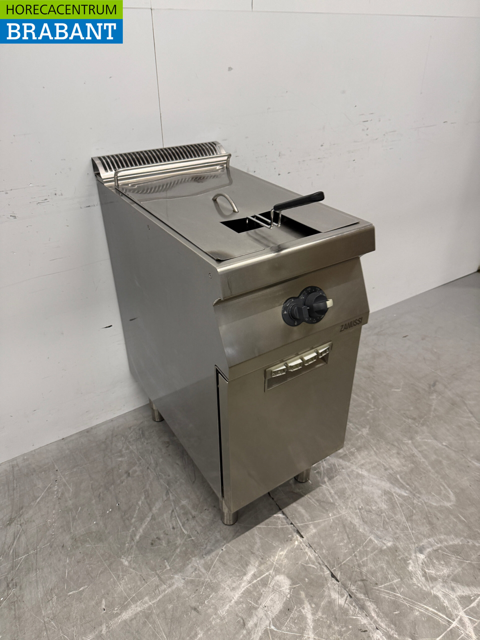 Zanussi 15-Liter Stainless Steel Gas Deep Fryer for the Food Service Industry - Image 3
