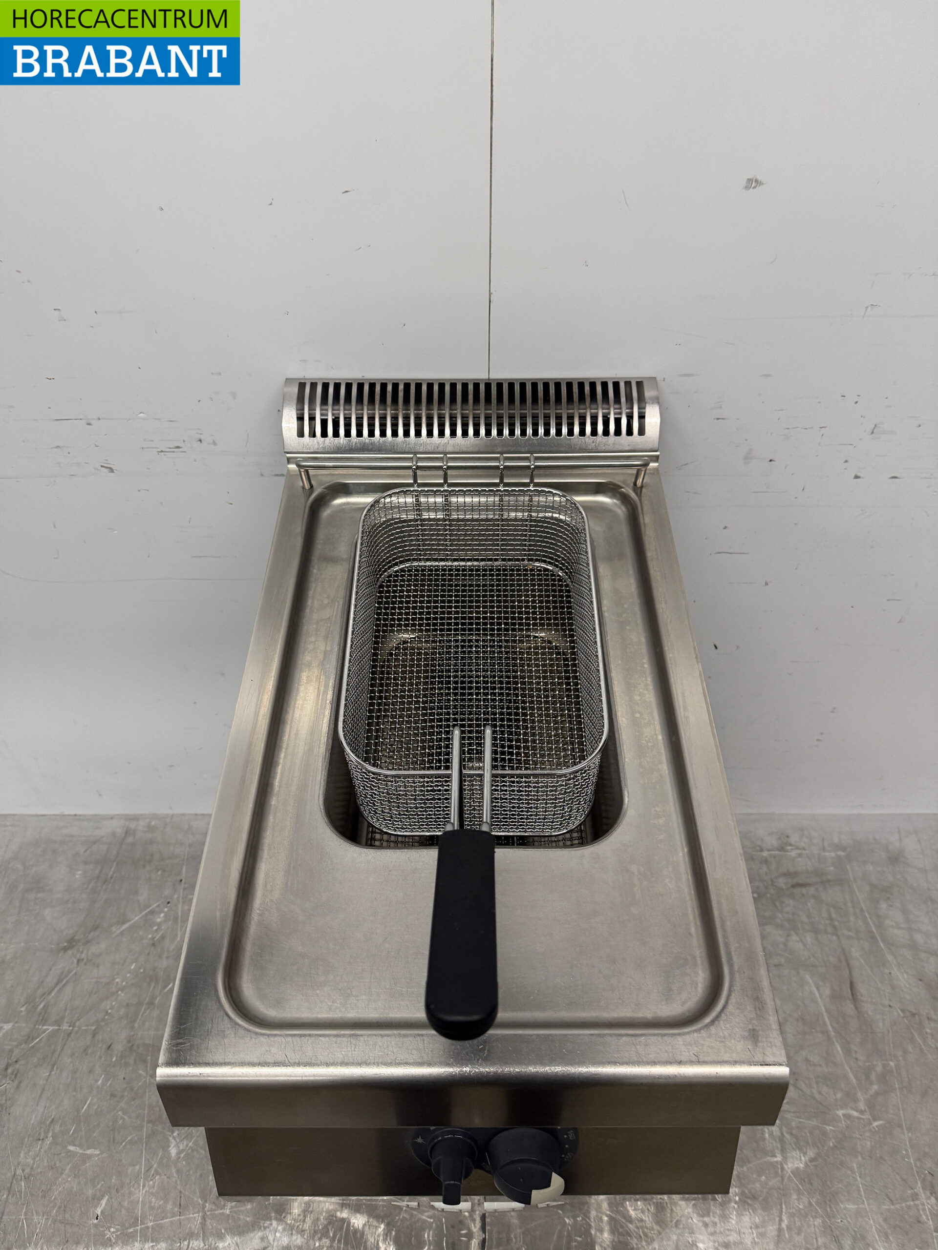 Zanussi 15-Liter Stainless Steel Gas Deep Fryer for the Food Service Industry - Image 4