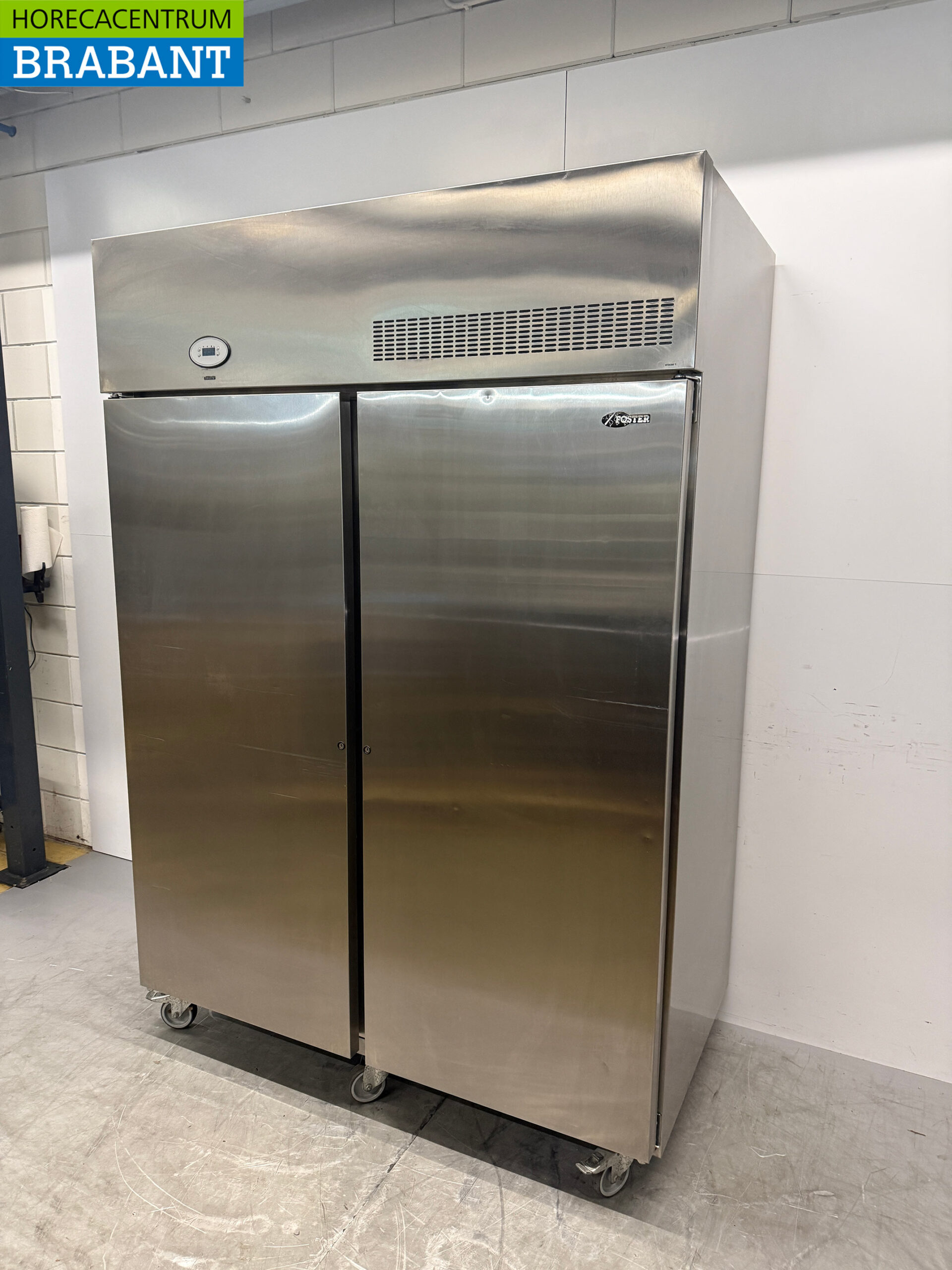 Stainless Steel Foster Mobile Double-Door Freezer, 1350 liters, 230V, for the Food Service Industry - Image 2
