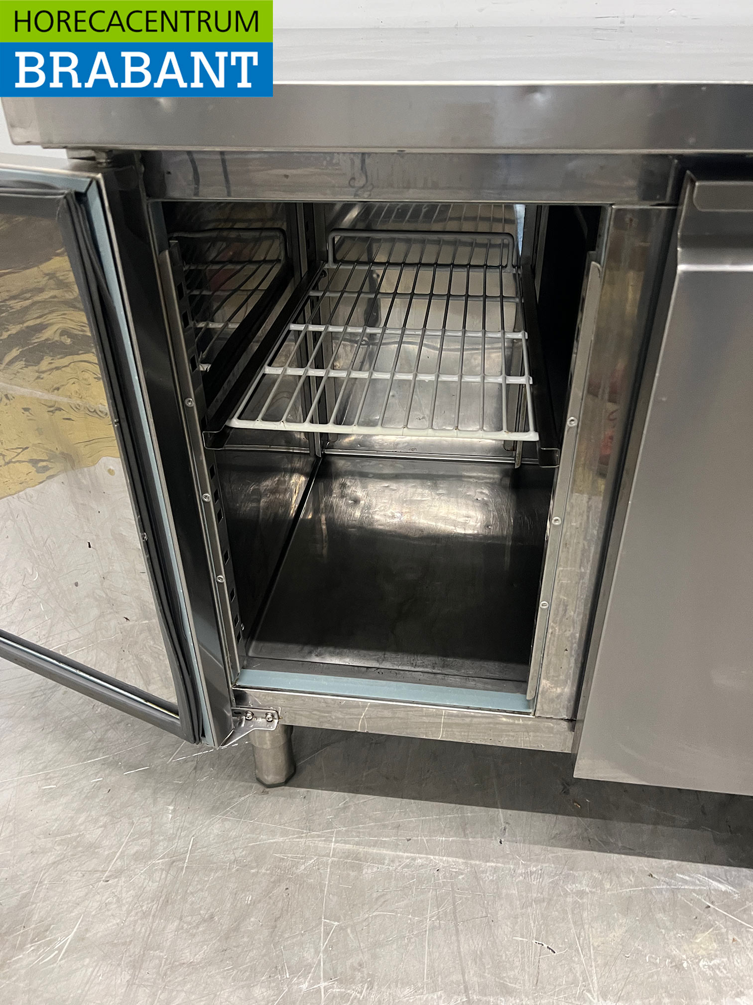 Stainless steel Combisteel Refrigerated Workbench 3 Doors 179,5 cm 230V Horeca - Image 4