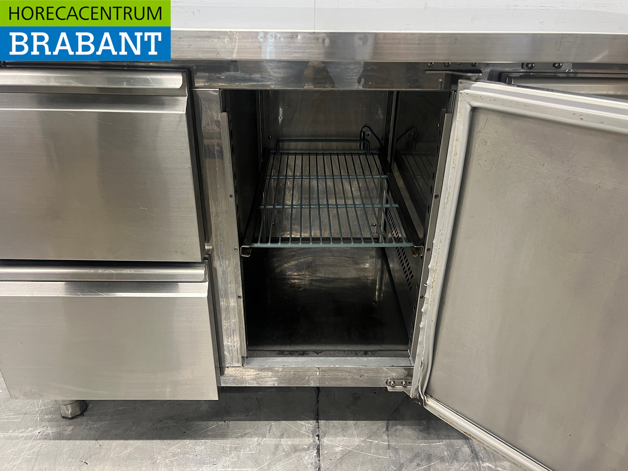 Stainless Steel Ecofrost Refrigerated Workbench with 2 Drawers and 2 Doors, 136 cm, 230V, for the Food Service Industry - Image 5