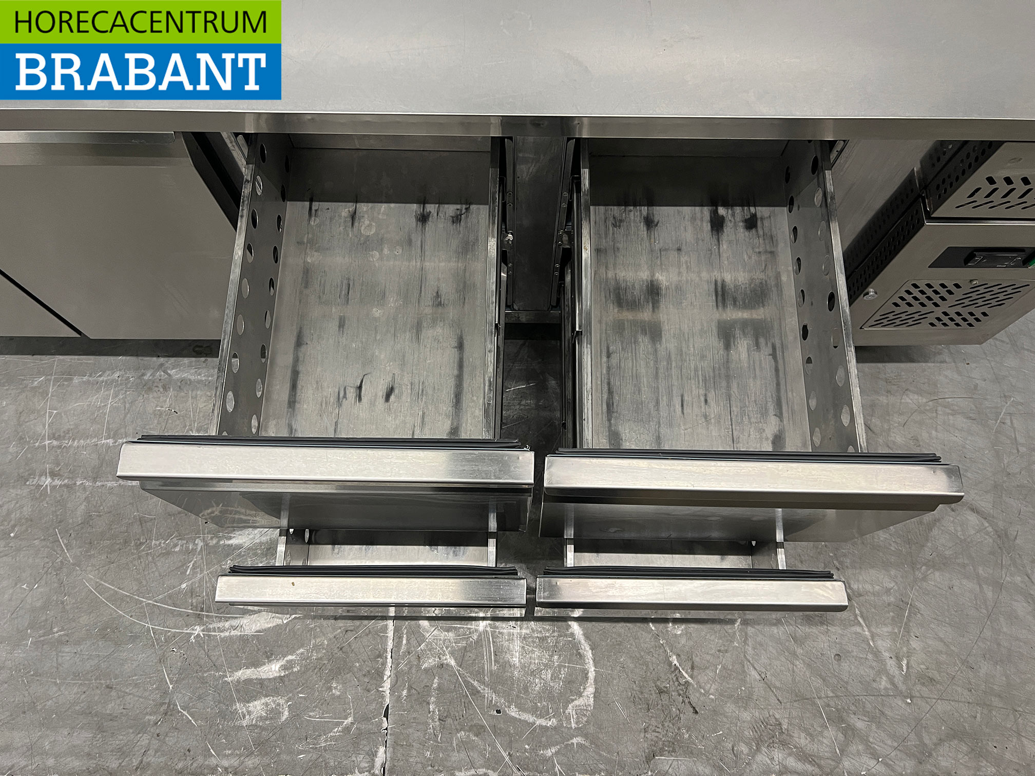 Stainless Steel Maxxfrost Refrigerated Workbench, 2 Doors and 4 Drawers, 223 cm, 230V, Food Service - Image 4