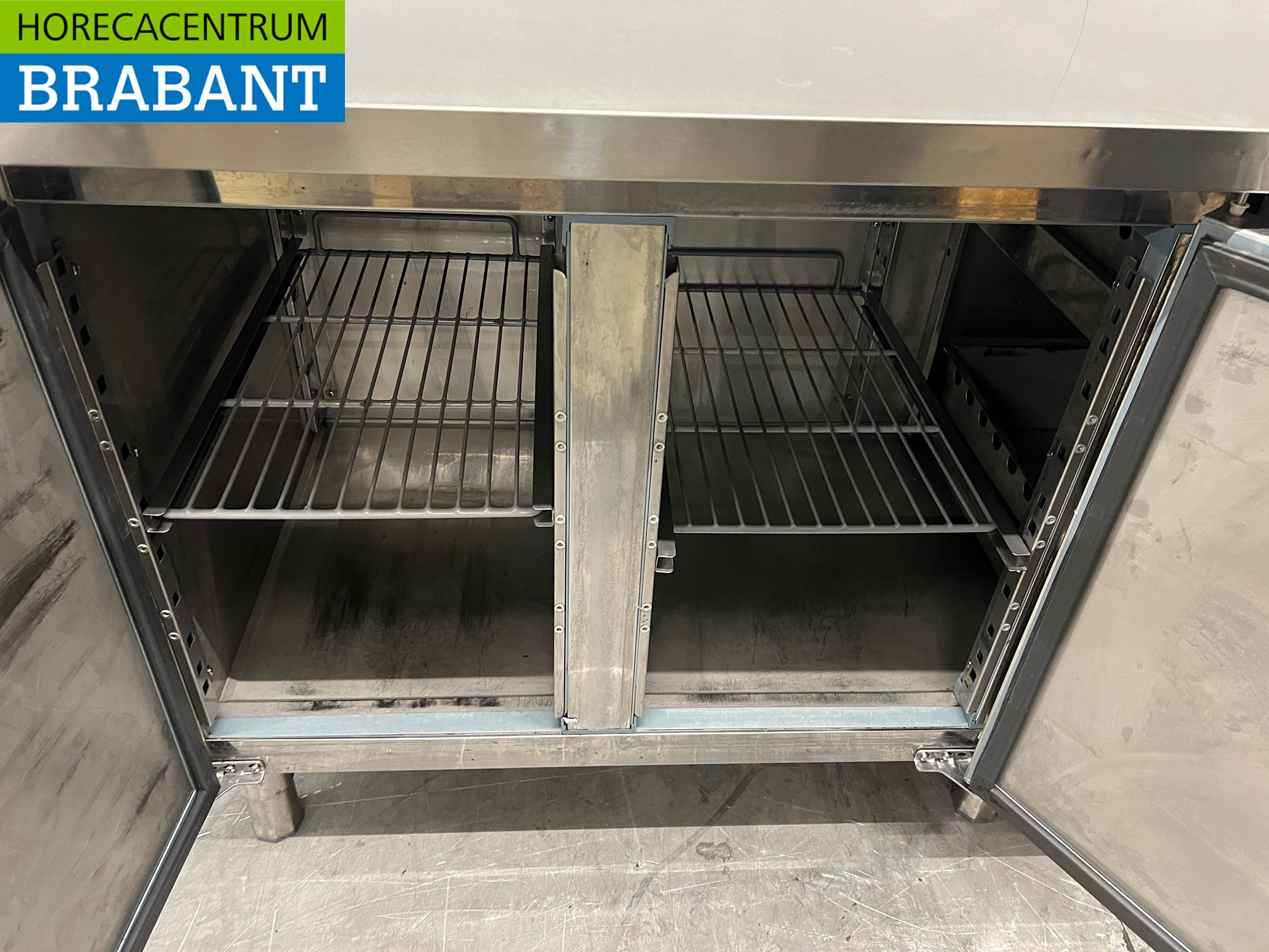 Stainless Steel Maxxfrost Refrigerated Workbench, 2 Doors and 4 Drawers, 223 cm, 230V, Food Service - Image 5