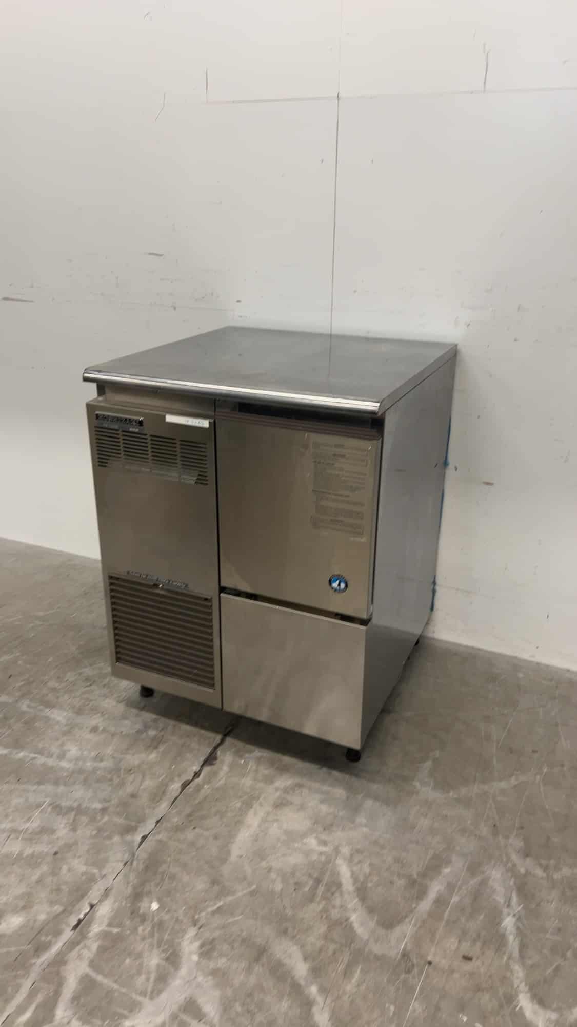 Hoshizaki FM-120DE Stainless Steel Flake Ice Machine, 120 kg/day, 26 kg hopper, 230 V, Food Service